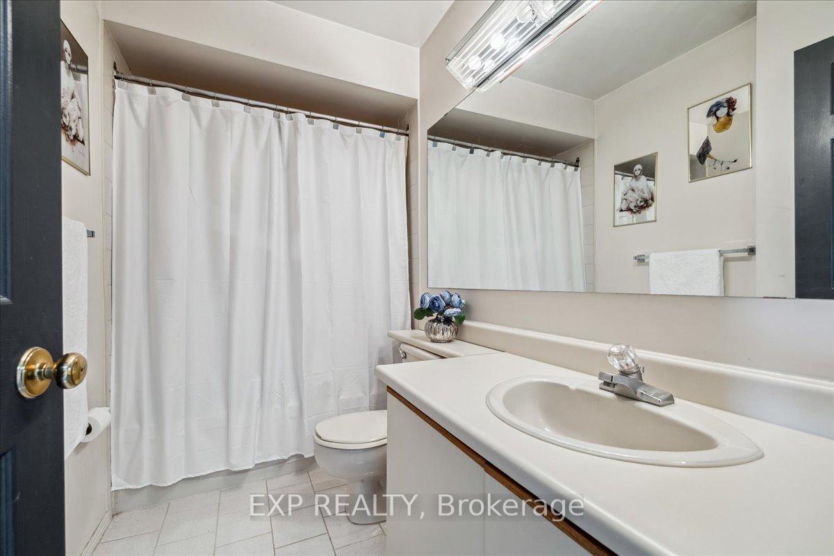 3 Bedrooms Condo at 62 Tamarack, Toronto For sale