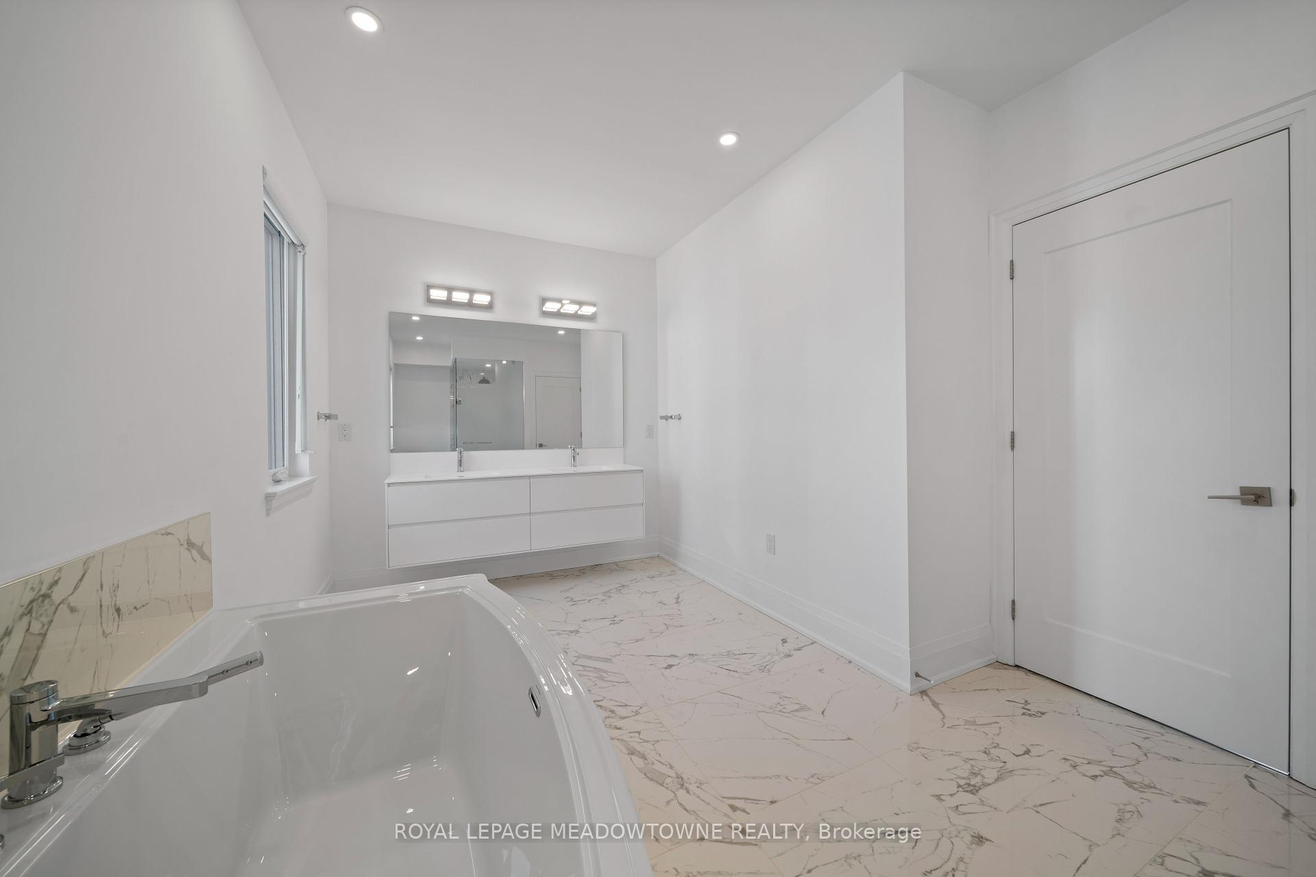 4 Bedrooms Condo at 121 High, Mississauga For sale