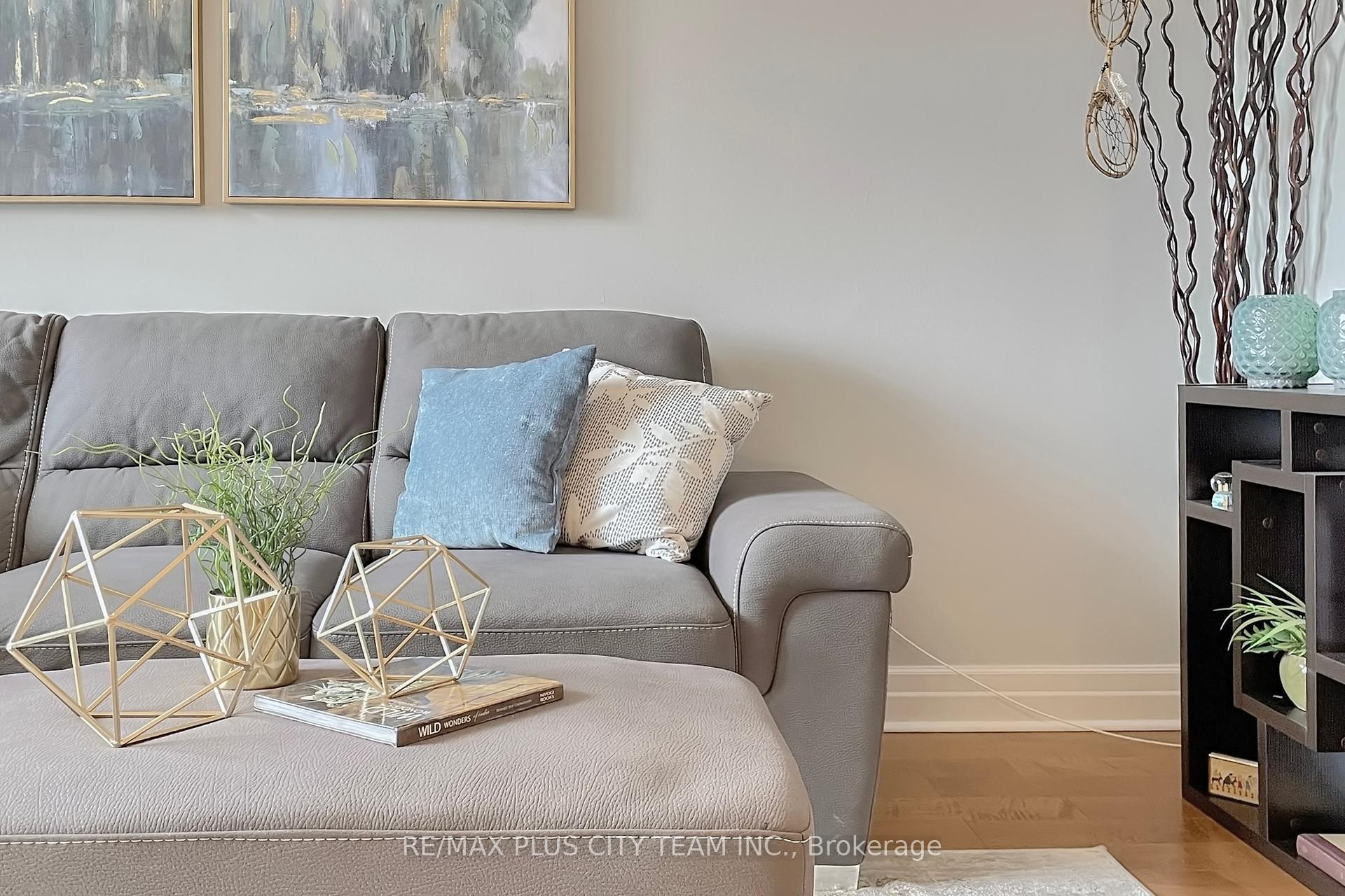 4 Bedrooms Condo at 35 Ormskirk, Toronto For sale