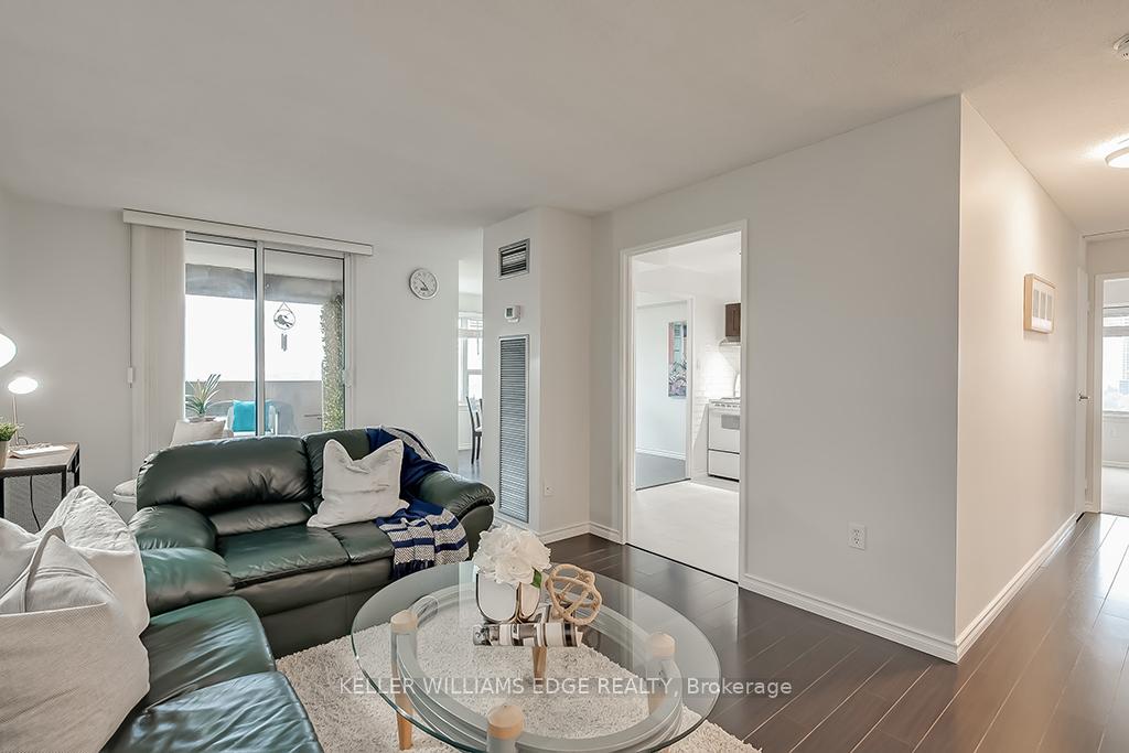 3 Bedrooms Condo at 475 The West Mall,  Toronto For sale