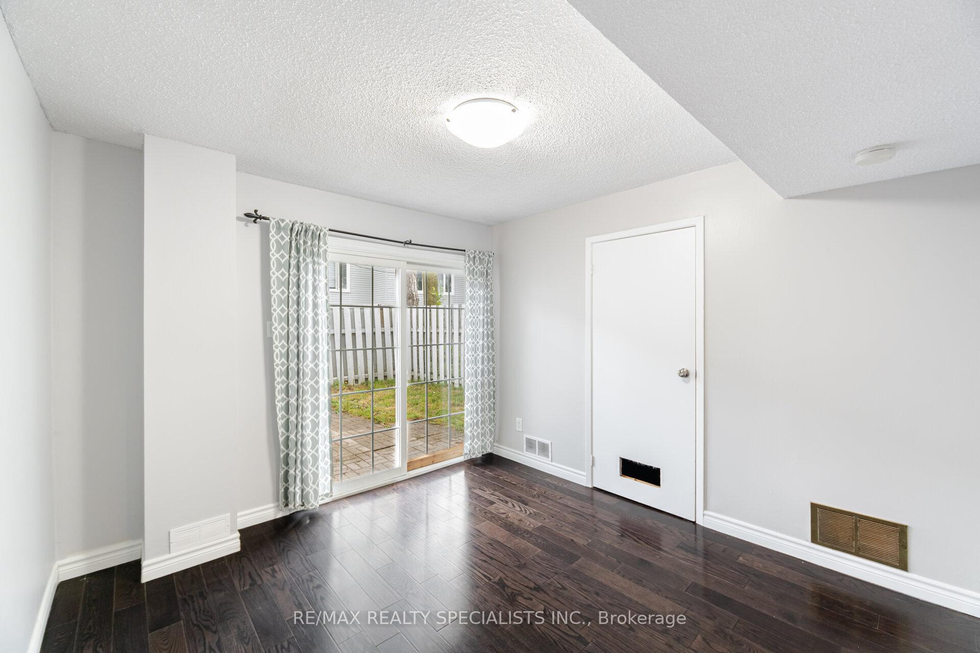 3 Bedrooms Condo at 2440 Bromsgrove, Mississauga For sale