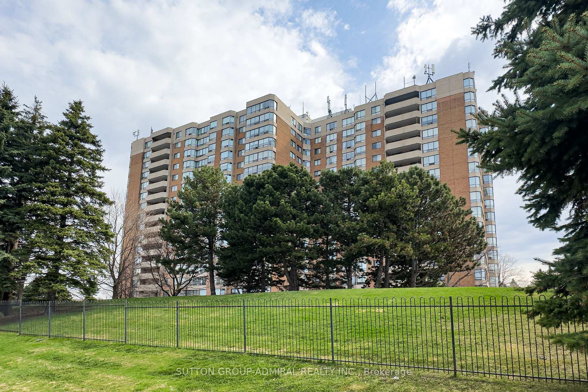2 Bedrooms Condo at 7601 Bathurst, Vaughan For sale