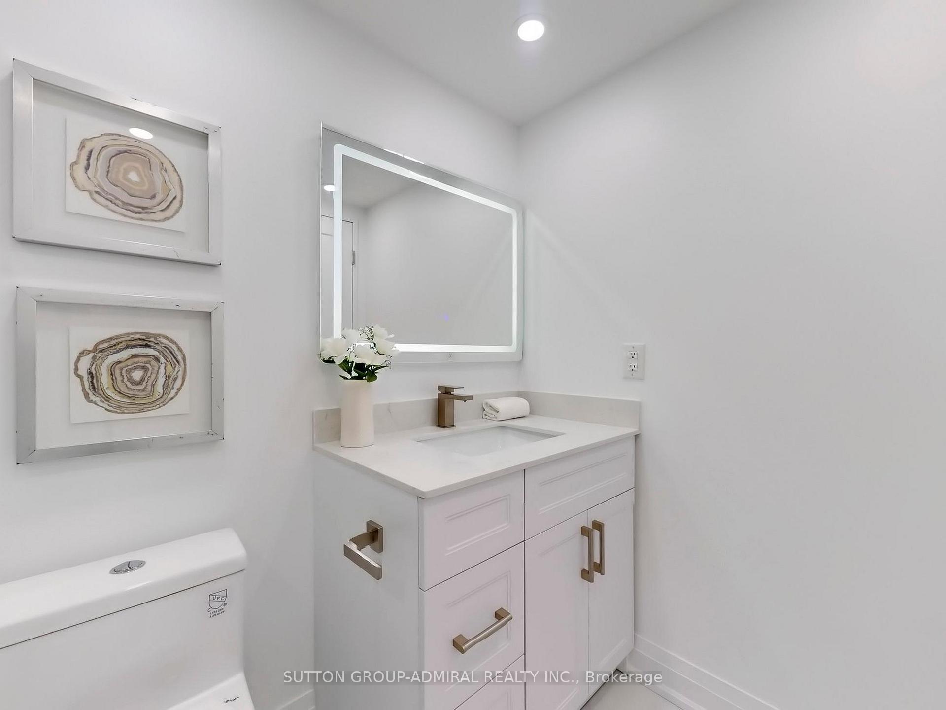 2 Bedrooms Condo at 11 Townsgate,  Vaughan For sale