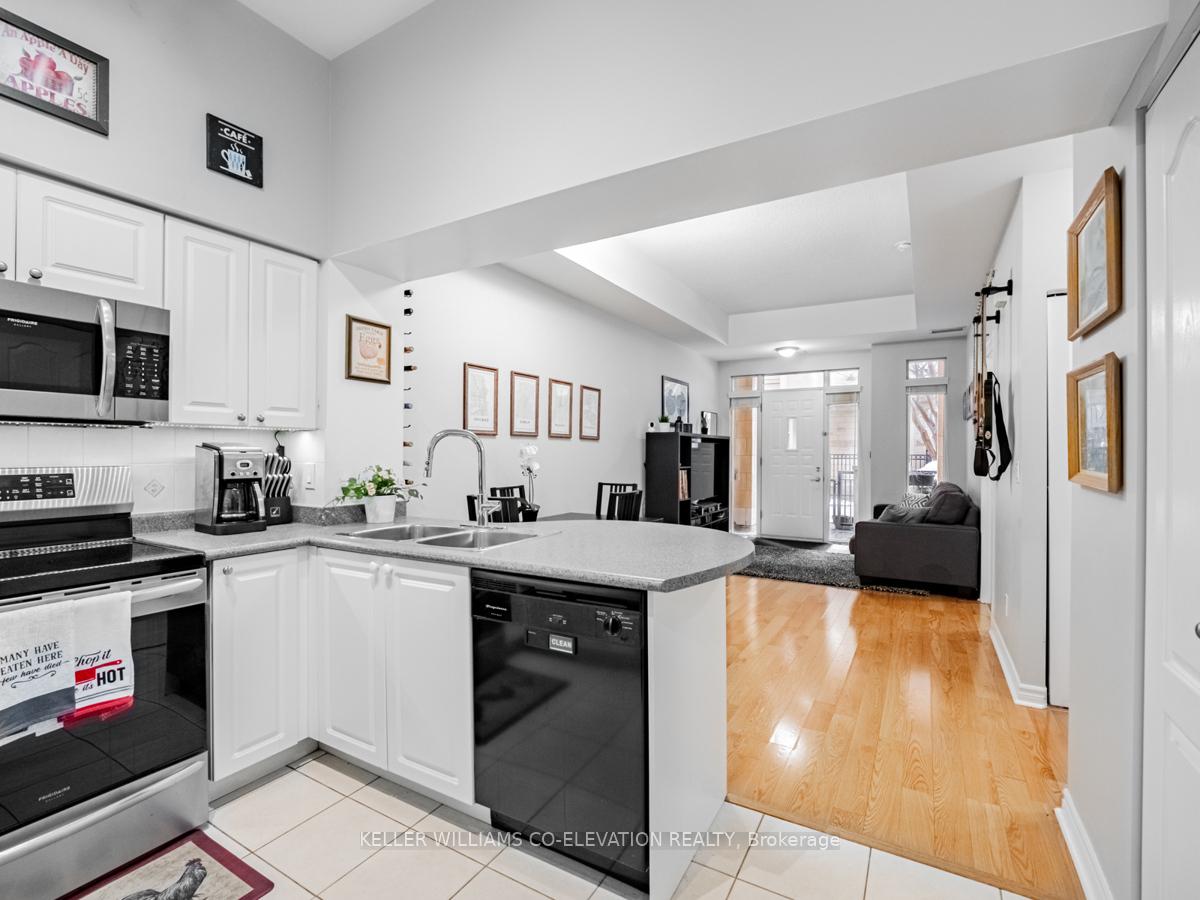 2 Bedrooms Condo at 330 Princess Royal, Mississauga For sale