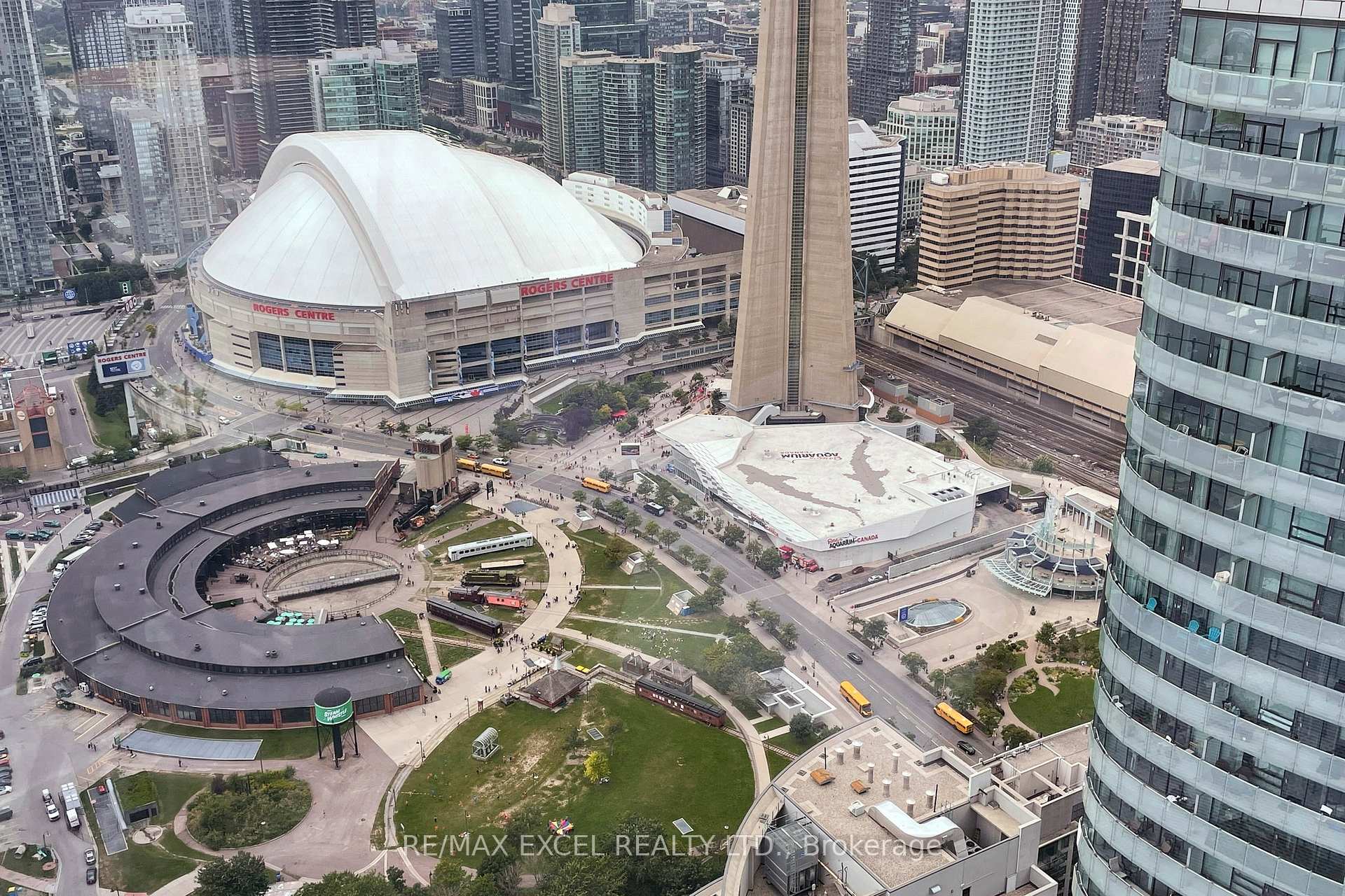 2 Bedrooms Condo at 10 York, Toronto For sale