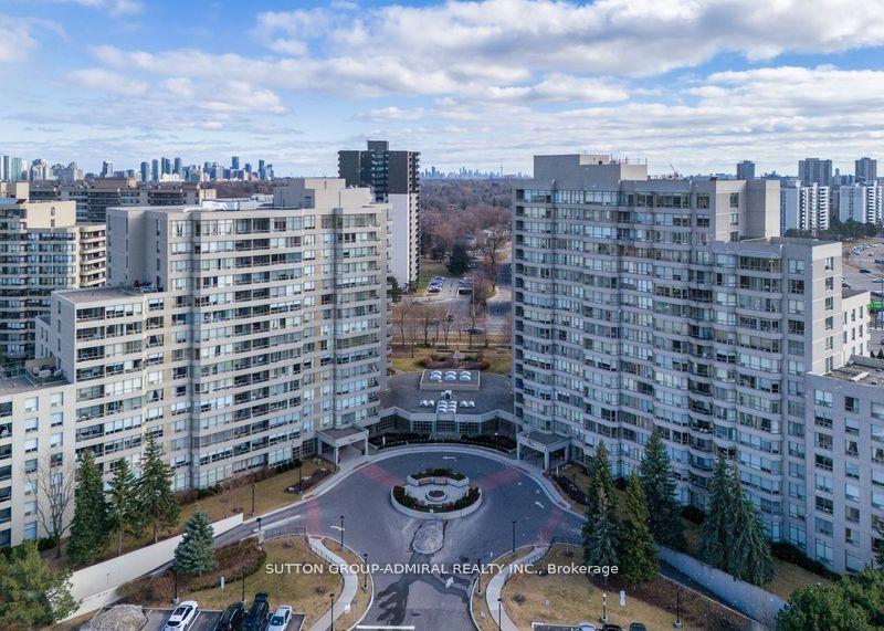 2 Bedrooms Condo at 11 Townsgate,  Vaughan For sale