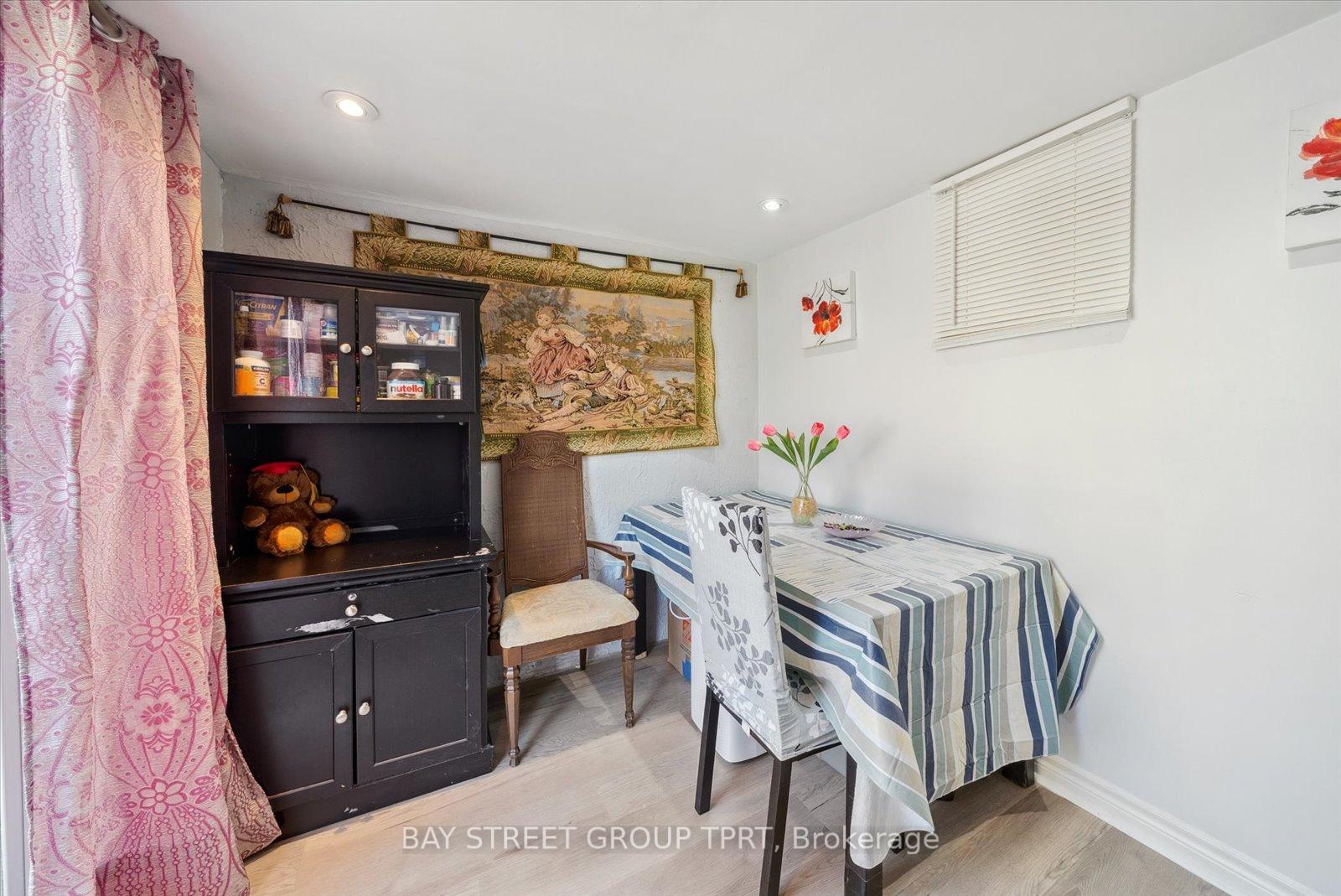 4 Bedrooms Condo at 16 Bur Oak, Toronto For sale