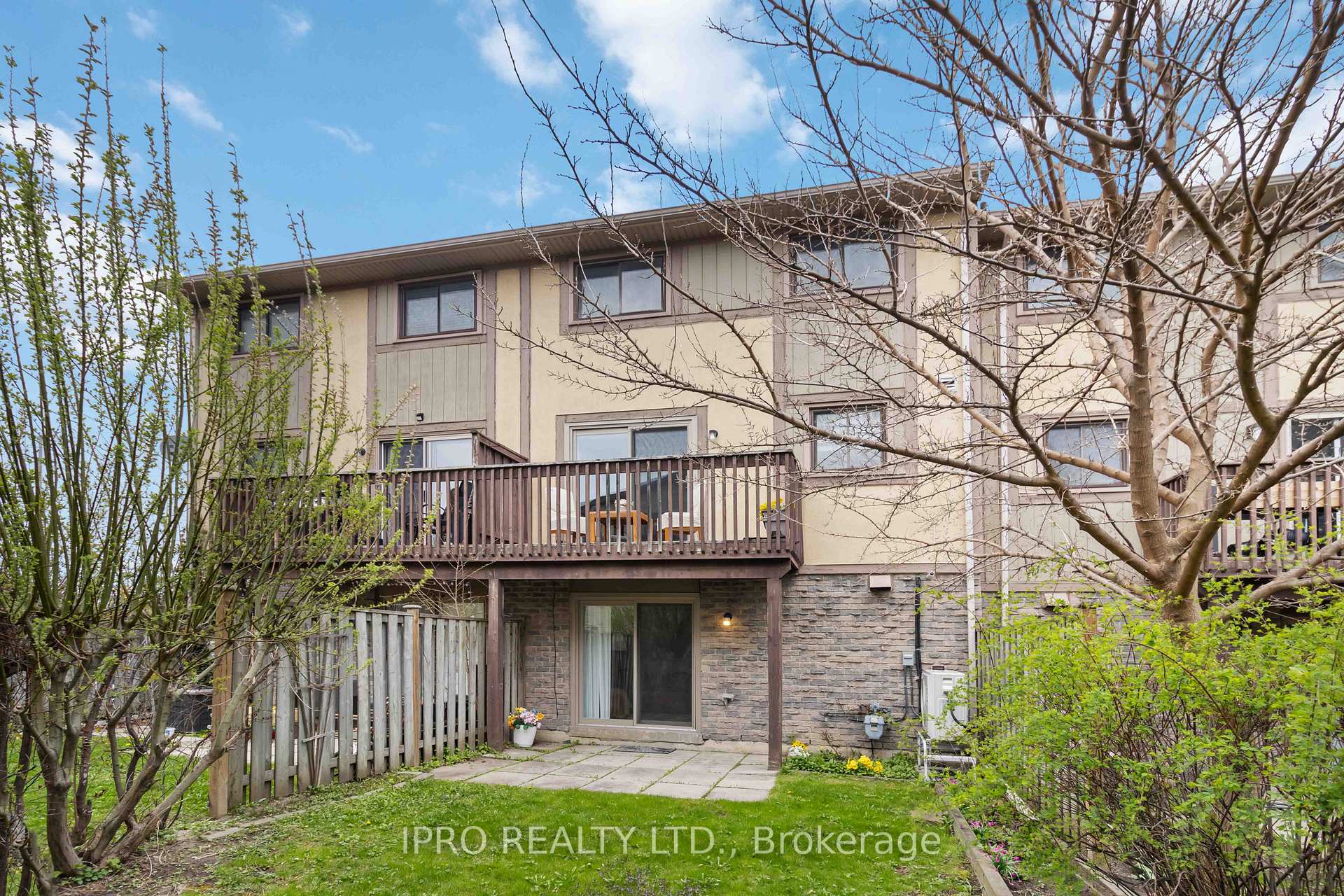 3 Bedrooms Condo at 3345 Silverado, Mississauga For sale