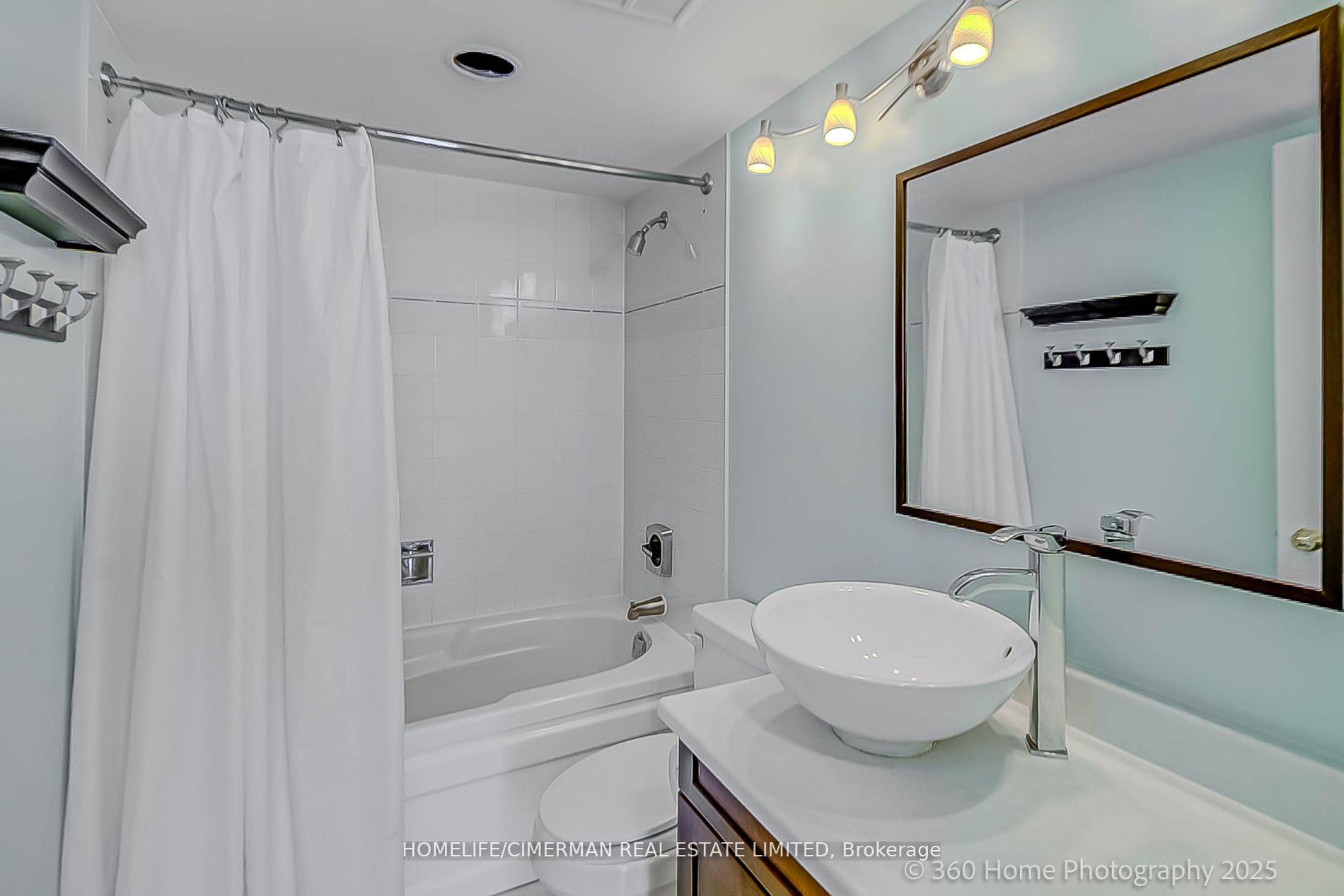 2 Bedrooms Condo at 20 Southport, Toronto For sale
