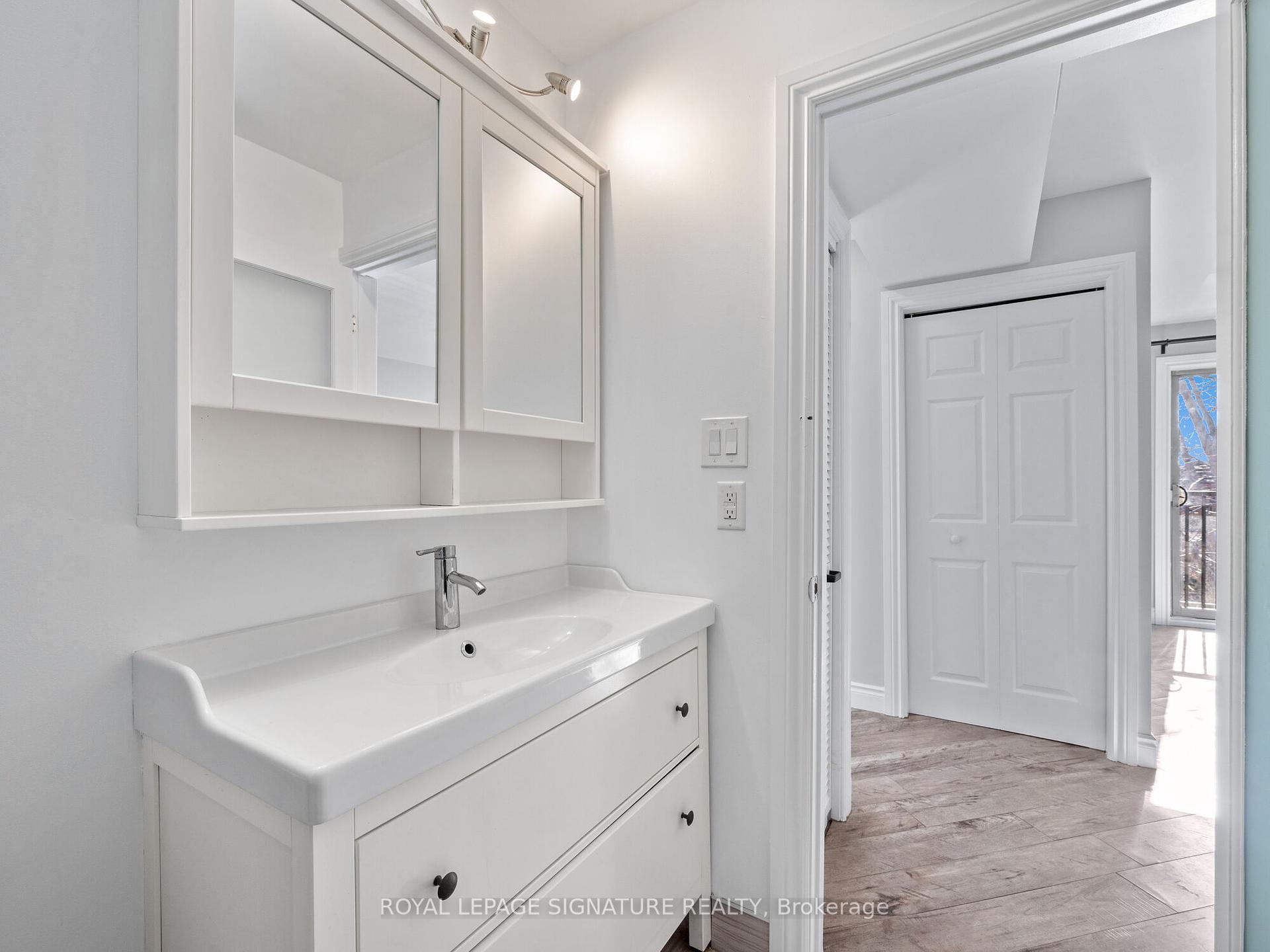 2 Bedrooms Condo at 28 Victoria, Hamilton For sale