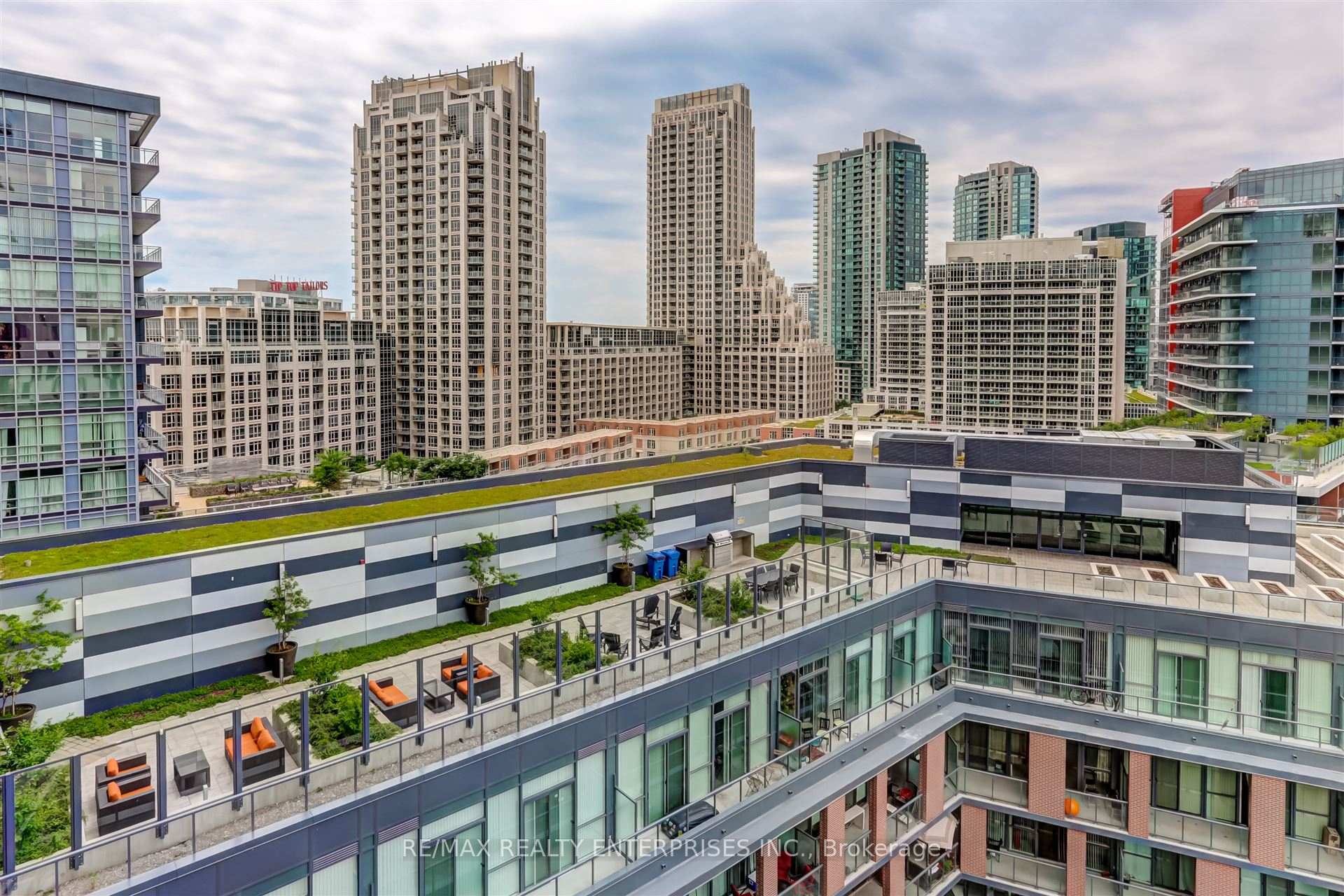 2 Bedrooms Condo at 20 Bruyeres, Toronto For sale