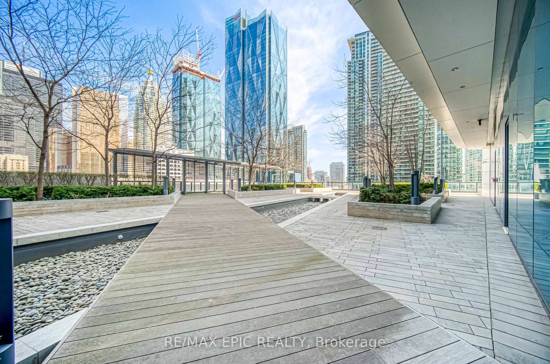 3 Bedrooms Condo at 88 Harbour,  Toronto For sale