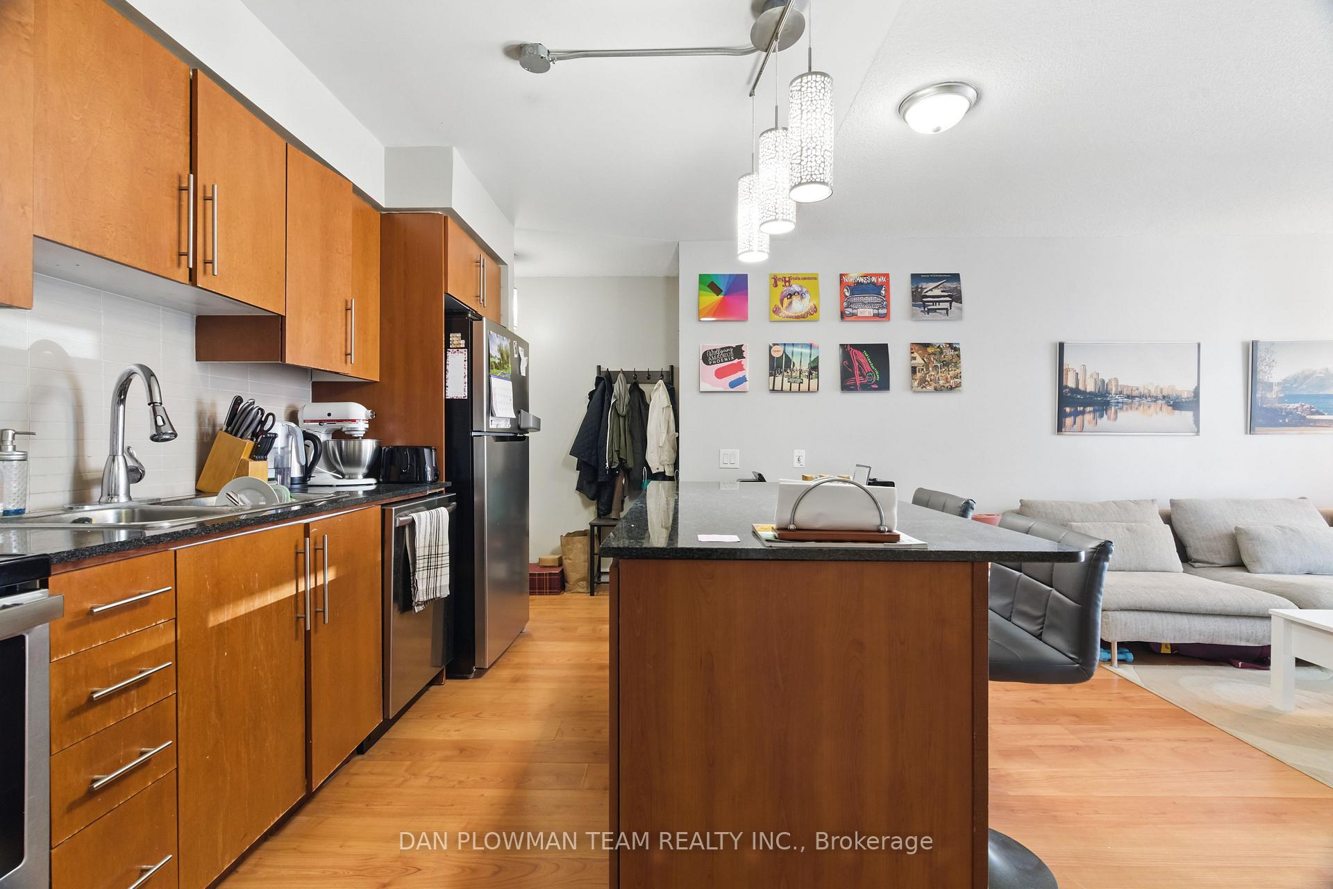 1 Bedroom Condo at 35 Viking, Toronto For sale