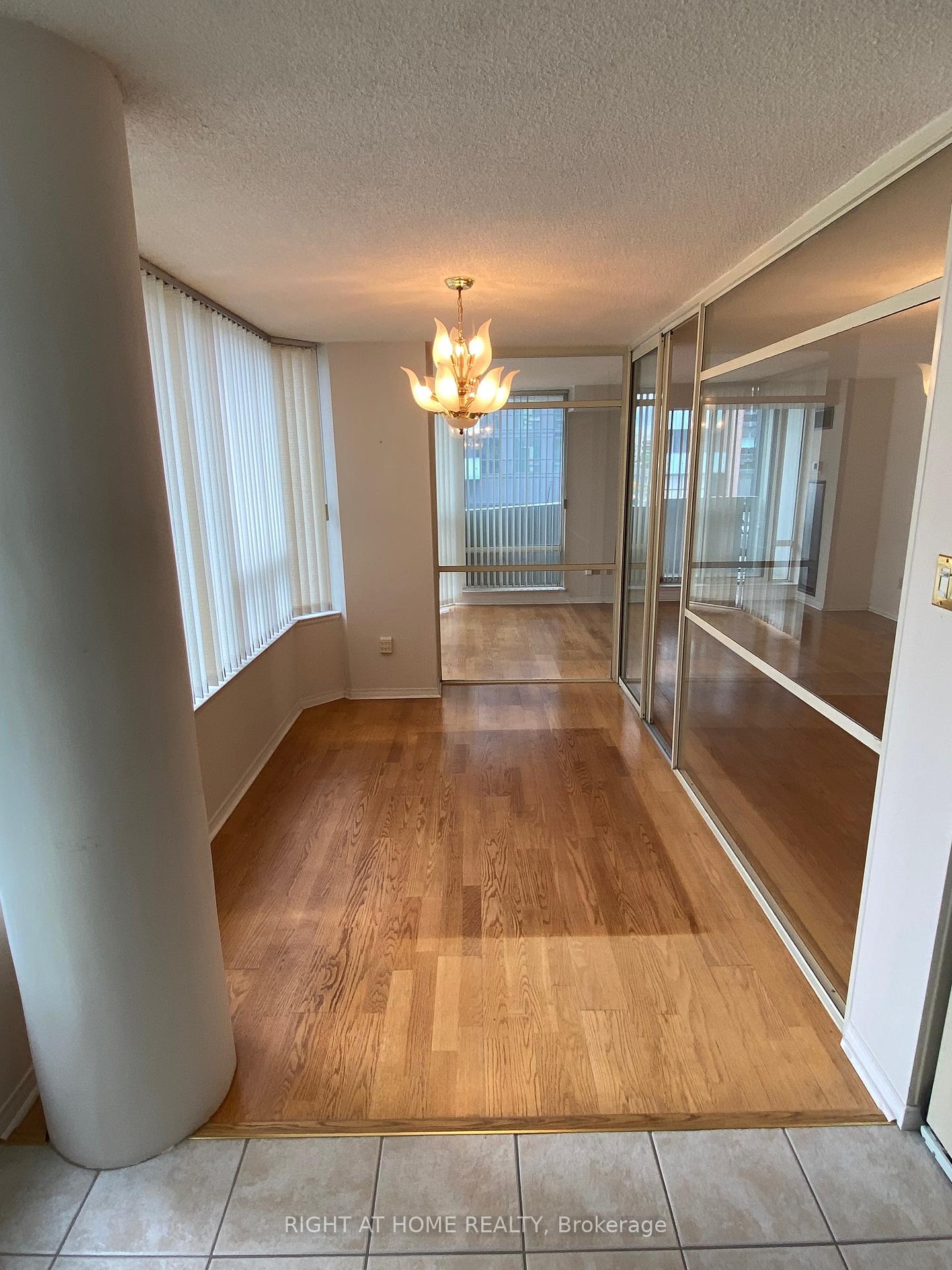 3 Bedrooms Condo at 330 Rathburn, Mississauga For sale