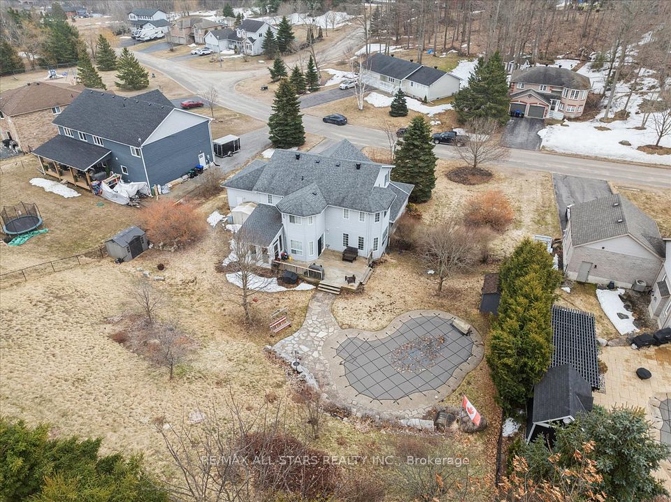 20 Mcfadden Drive, Springwater, ON L0L 1V0