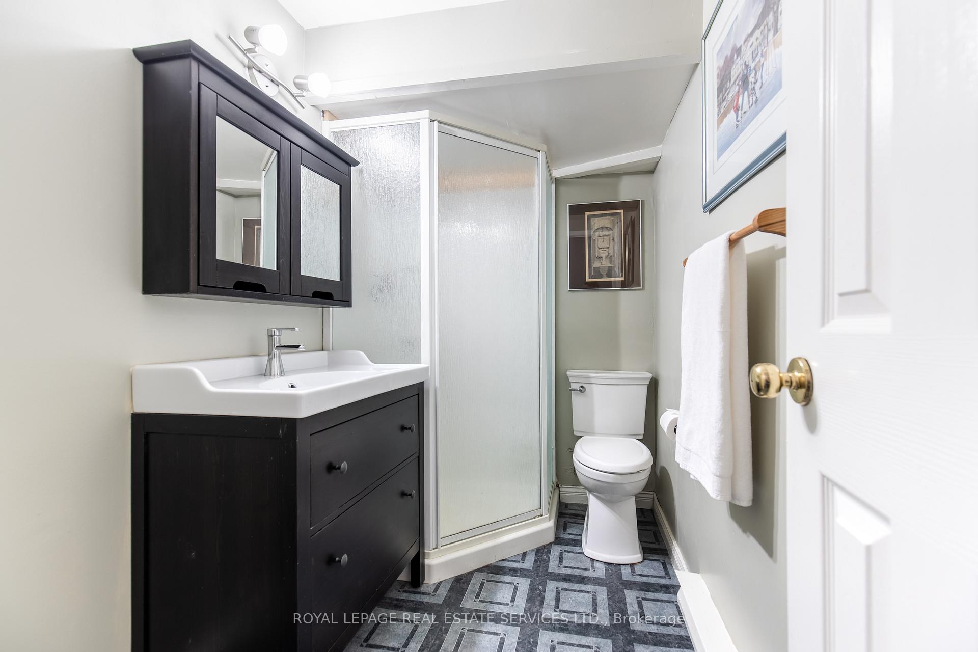 3 Bedrooms Condo at 3122 Lakeshore, Oakville For sale
