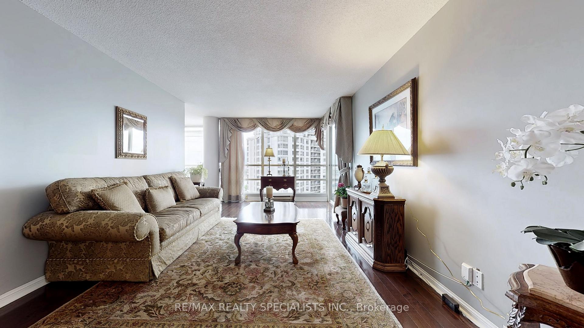 2 Bedrooms Condo at 45 Kingsbridge Garden, Mississauga For sale
