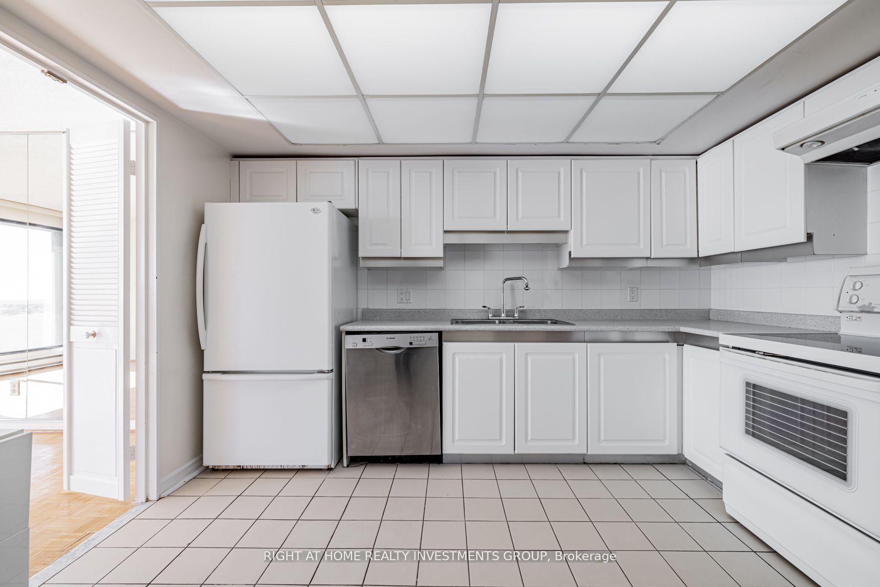 3 Bedrooms Condo at 65 Harbour,  Toronto For sale