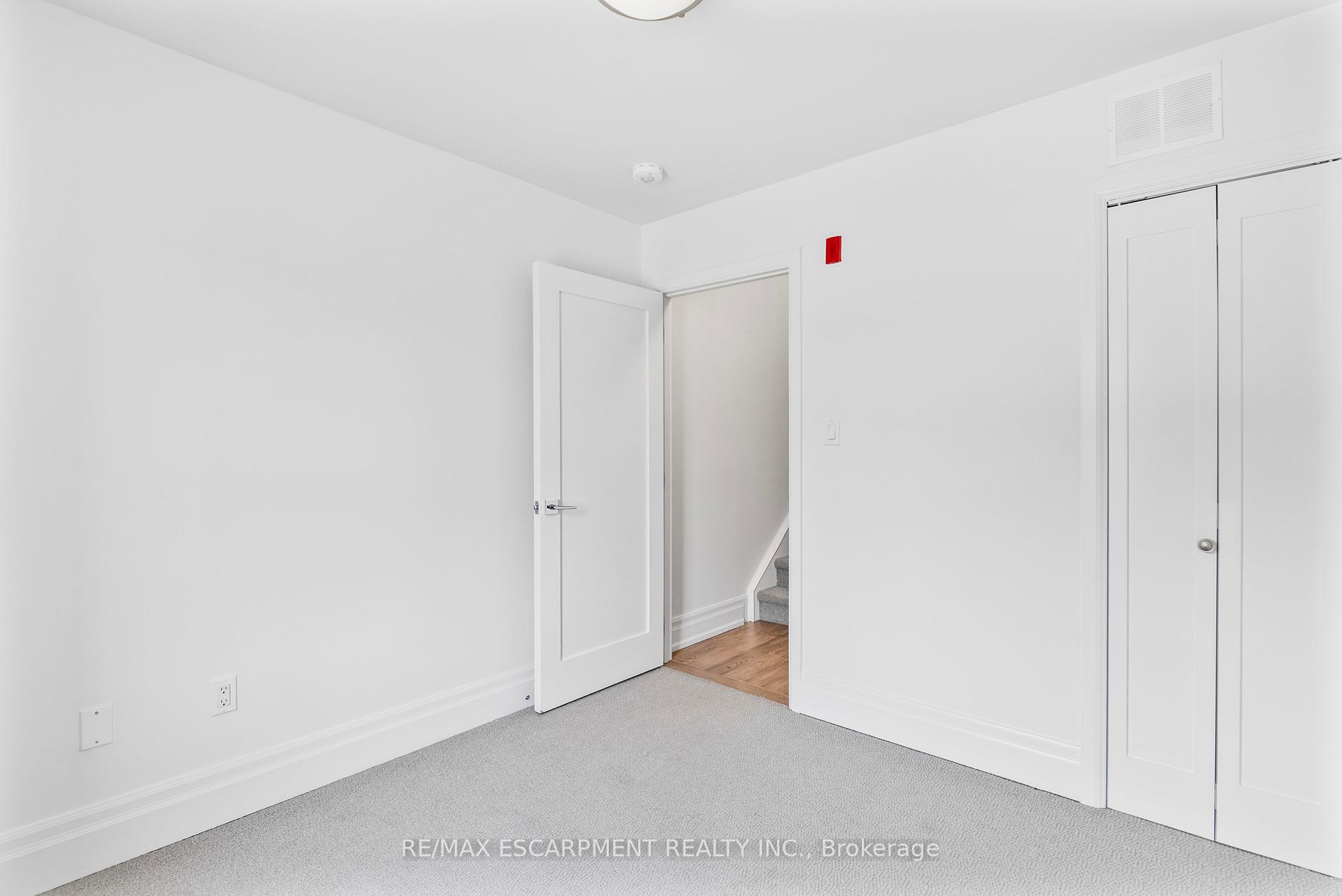 2 Bedrooms Condo at 760 Lakeshore, Mississauga For sale