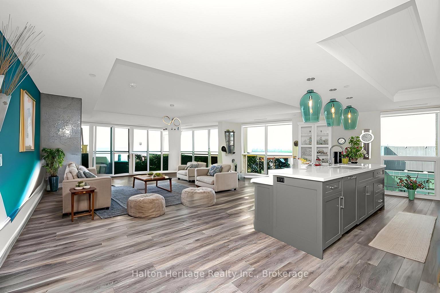 2 Bedrooms Condo at 2060 Lakeshore, Burlington For sale