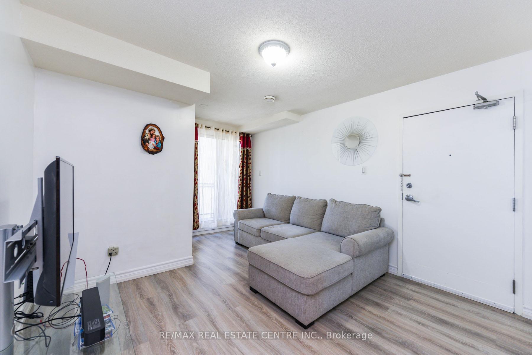 3 Bedrooms Condo at 7405 Goreway, Mississauga For sale