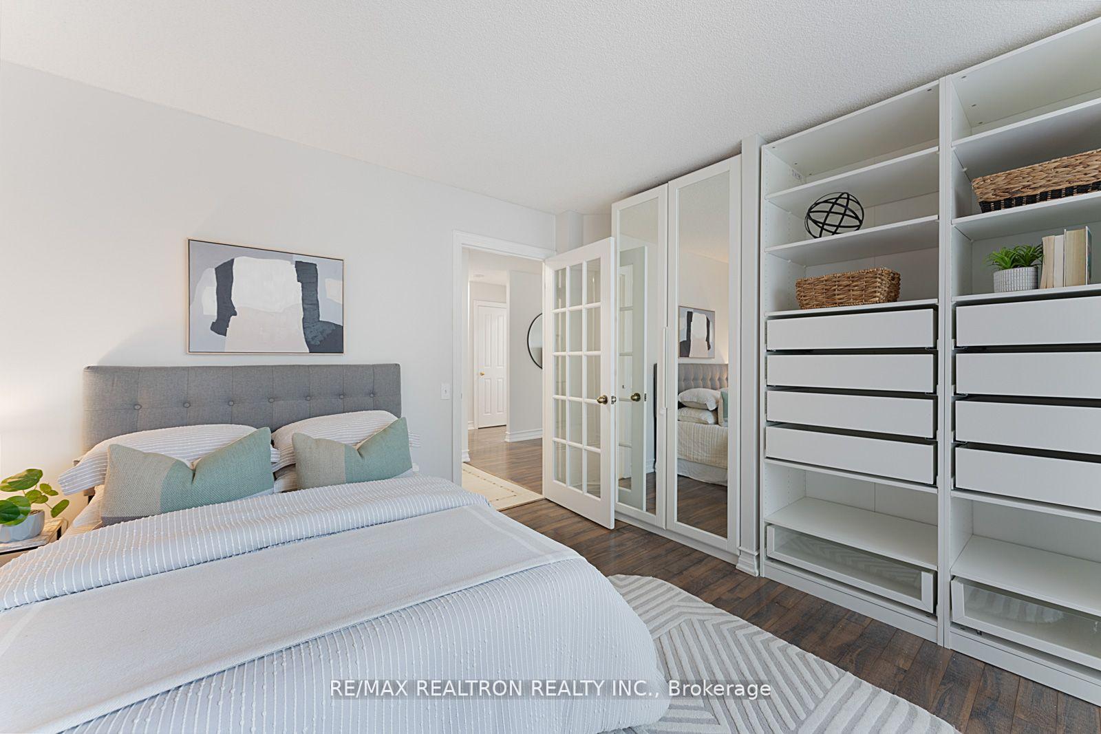 2 Bedrooms Condo at 110 Promenade, Vaughan For sale