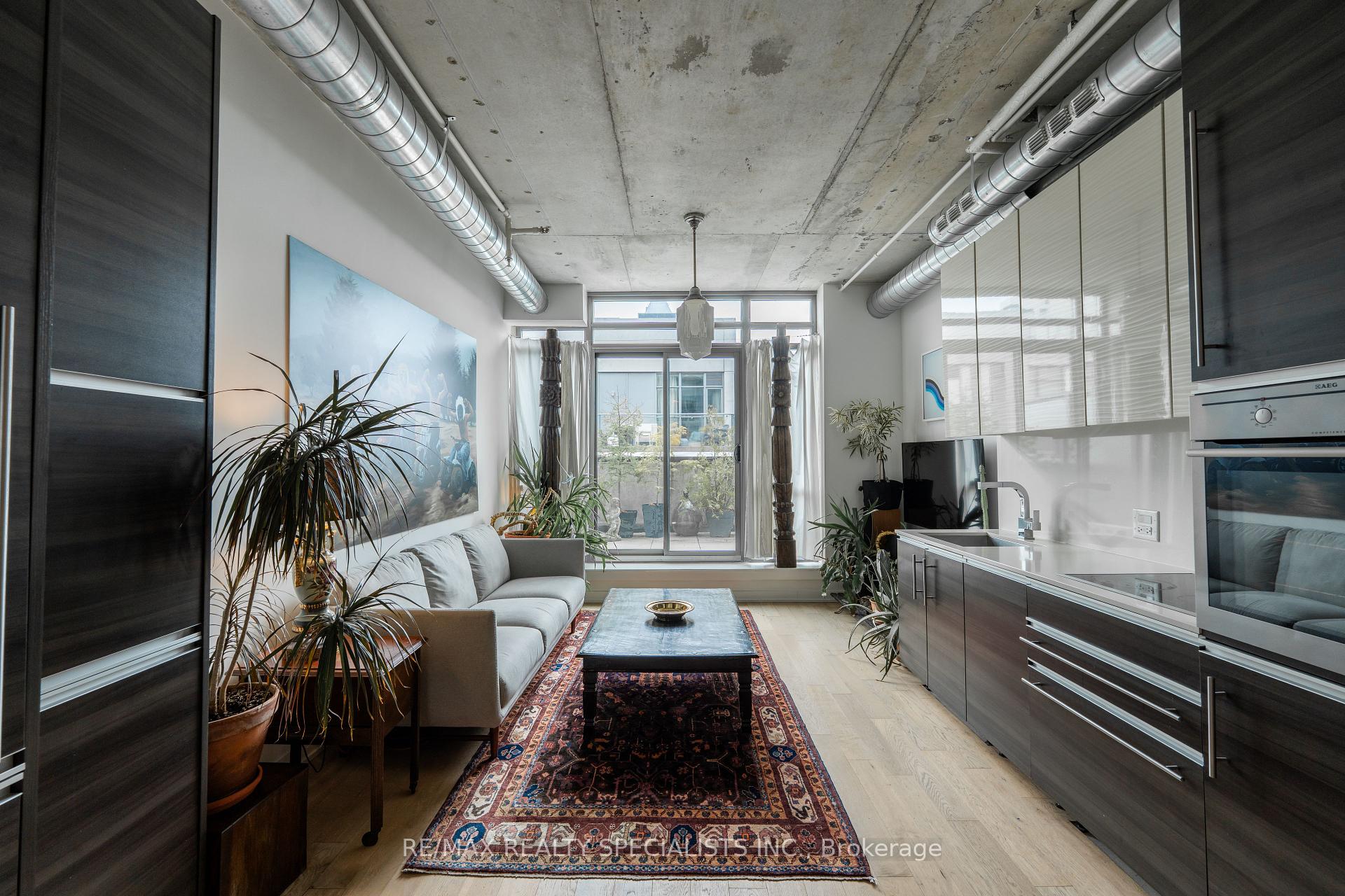 2 Bedrooms Condo at 8 Gladstone, Toronto For sale