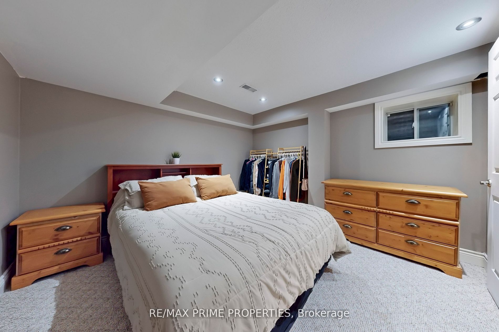 32 KENNETT Drive