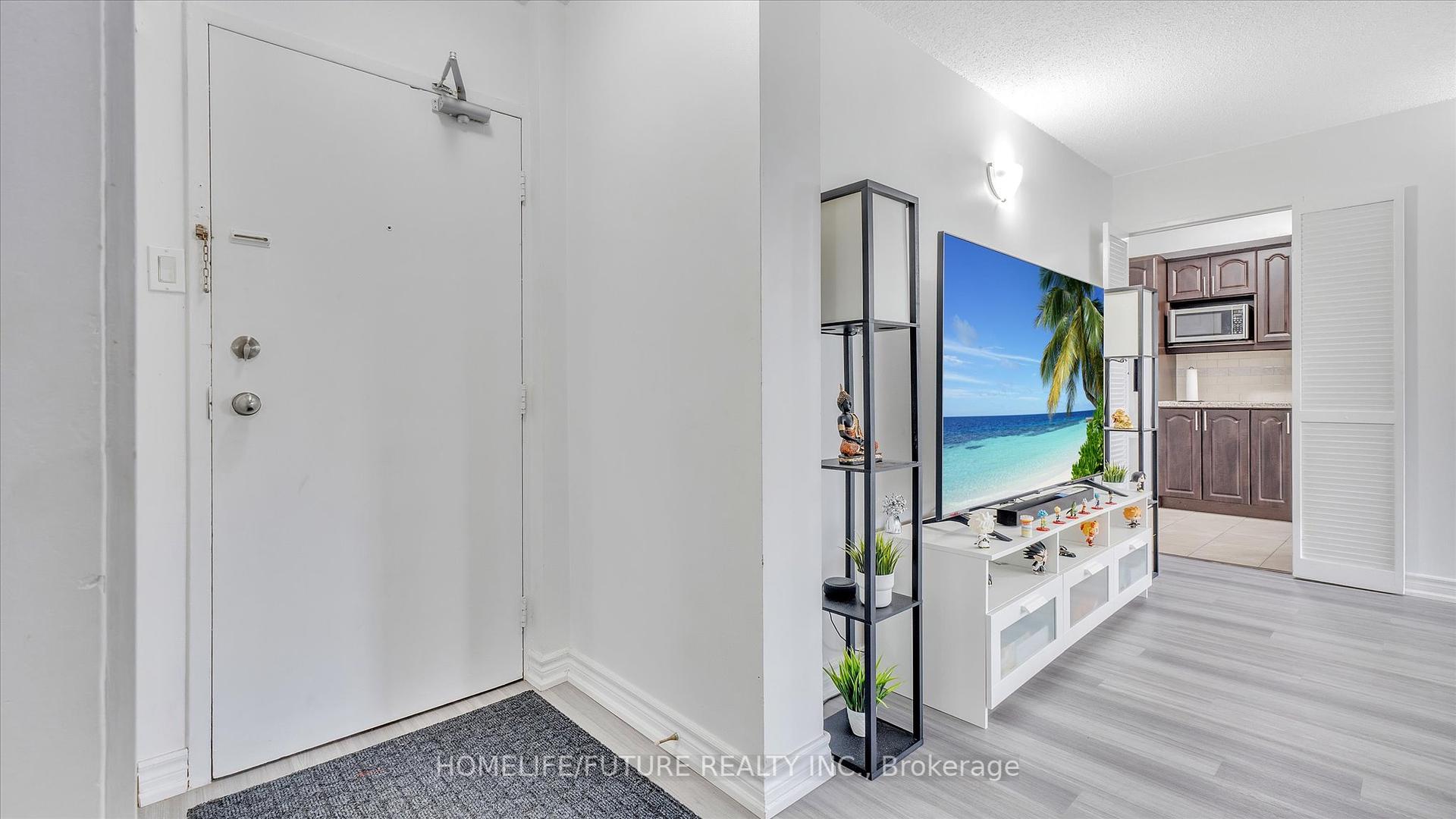 2 Bedrooms Condo at 10 Stonehill, Toronto For sale
