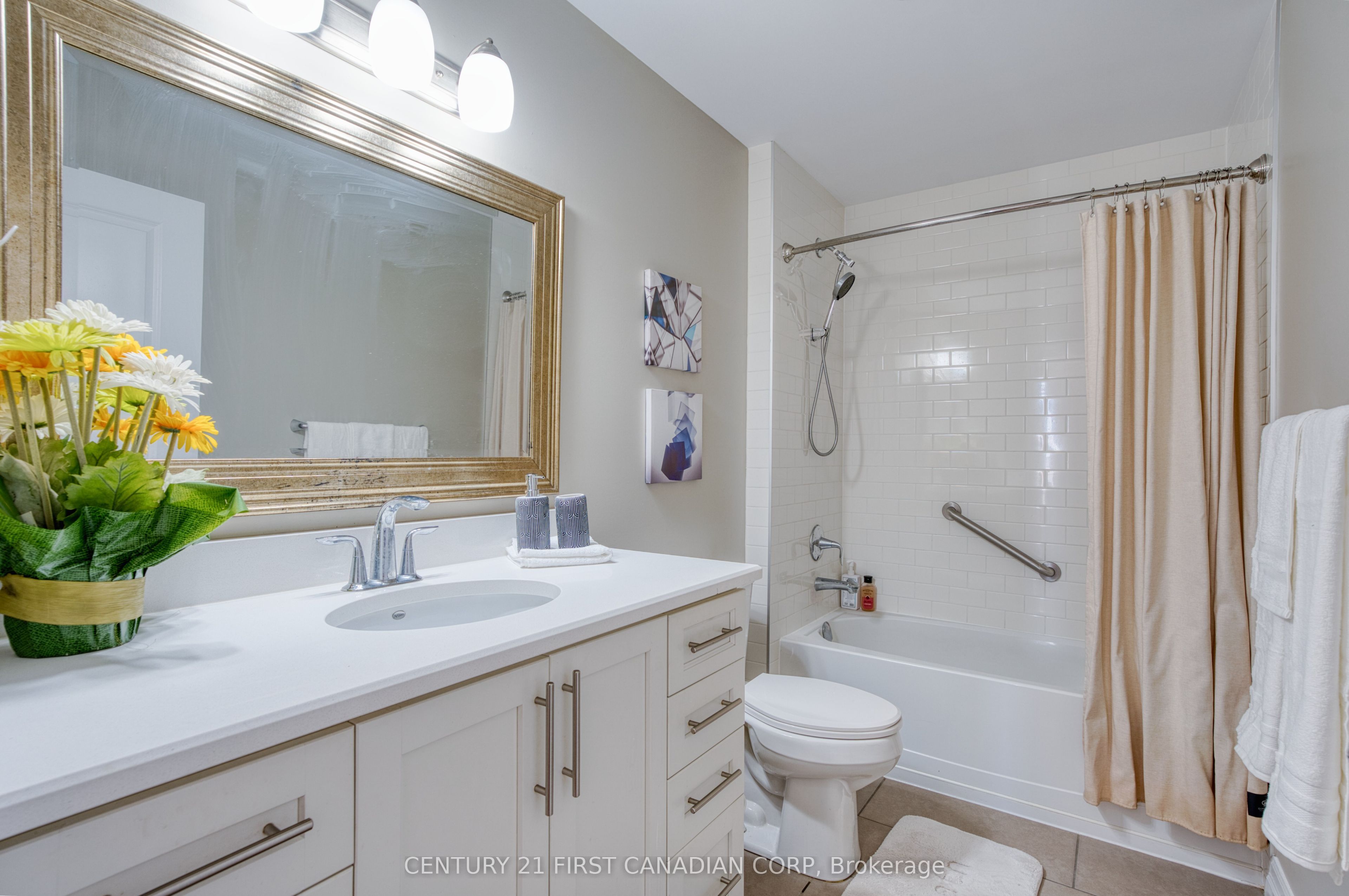 240 Villagewalk Boulevard, #812