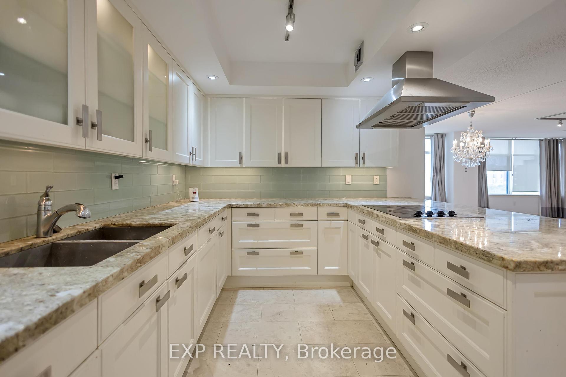 2 Bedrooms Condo at 900 Yonge, Toronto For sale