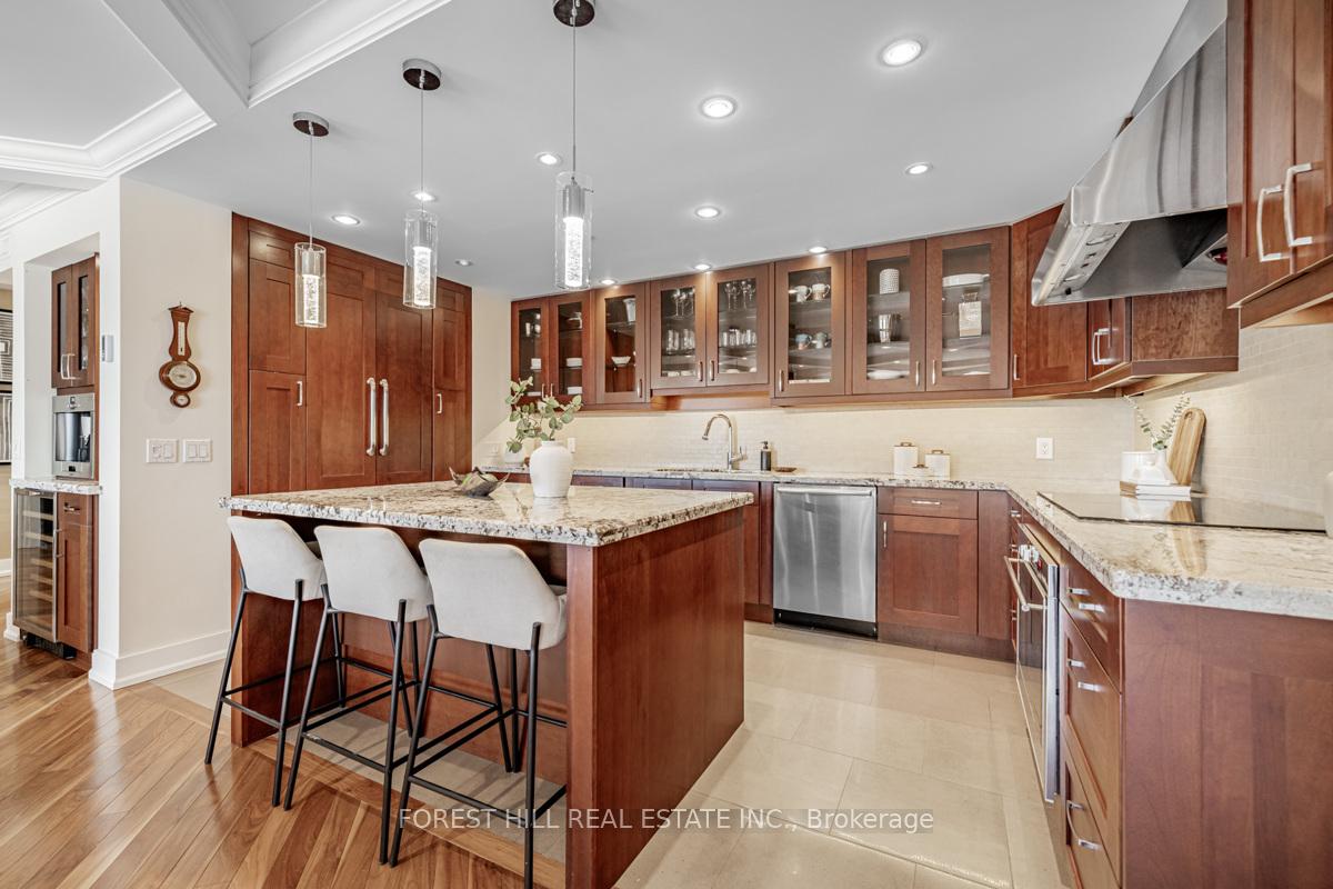 2 Bedrooms Condo at 175 Cumberland, Toronto For sale