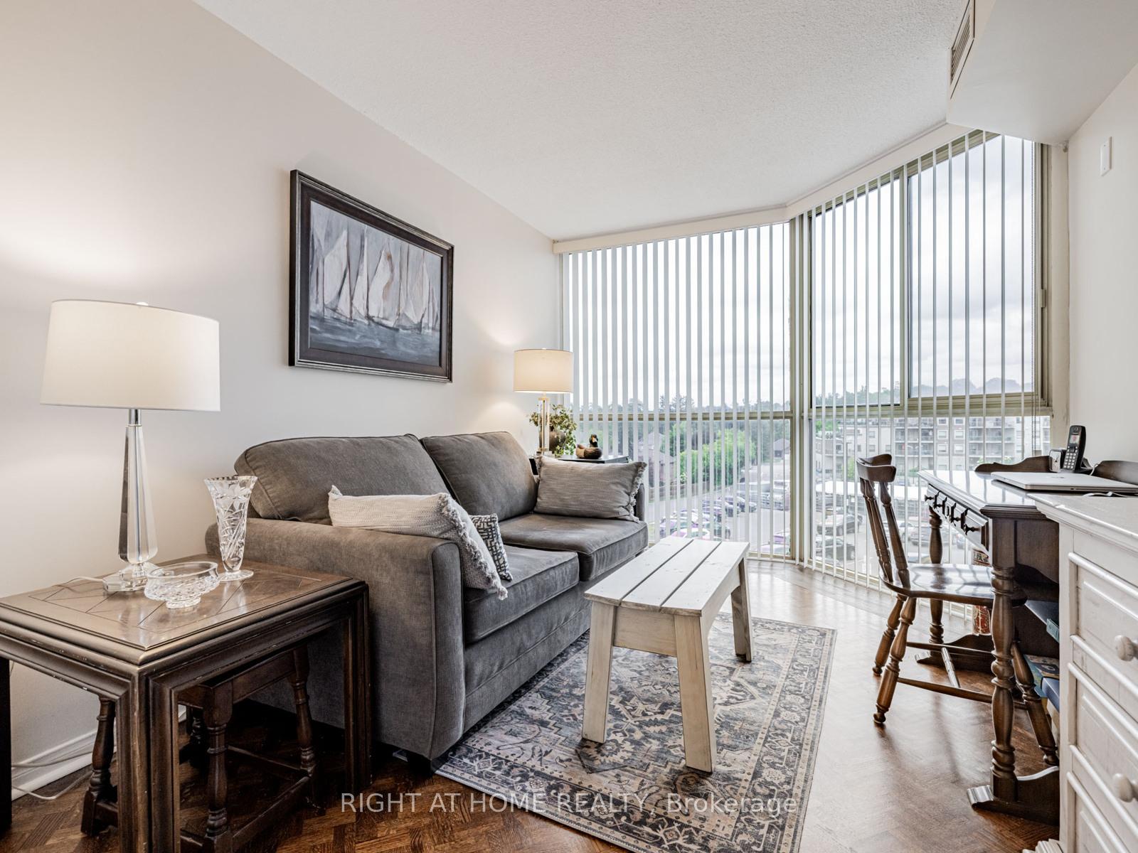2 Bedrooms Condo at 100 Arbors, Vaughan For sale
