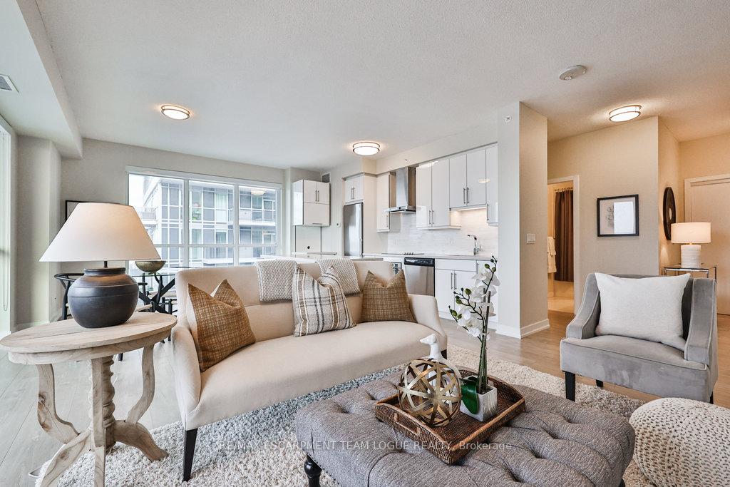 2 Bedrooms Condo at 2081 Fairview,  Burlington For sale