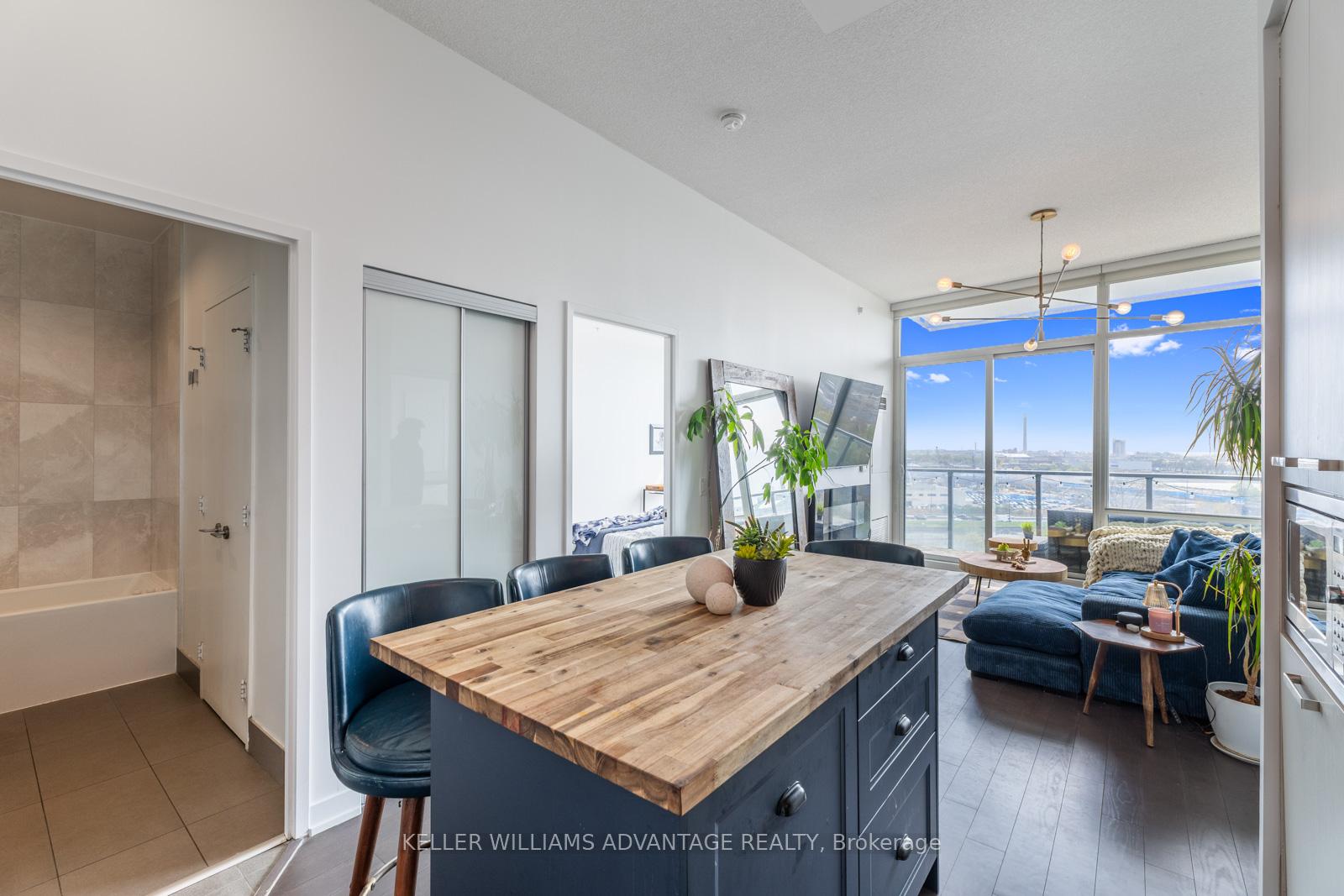 2 Bedrooms Condo at 120 Bayview, Toronto For sale