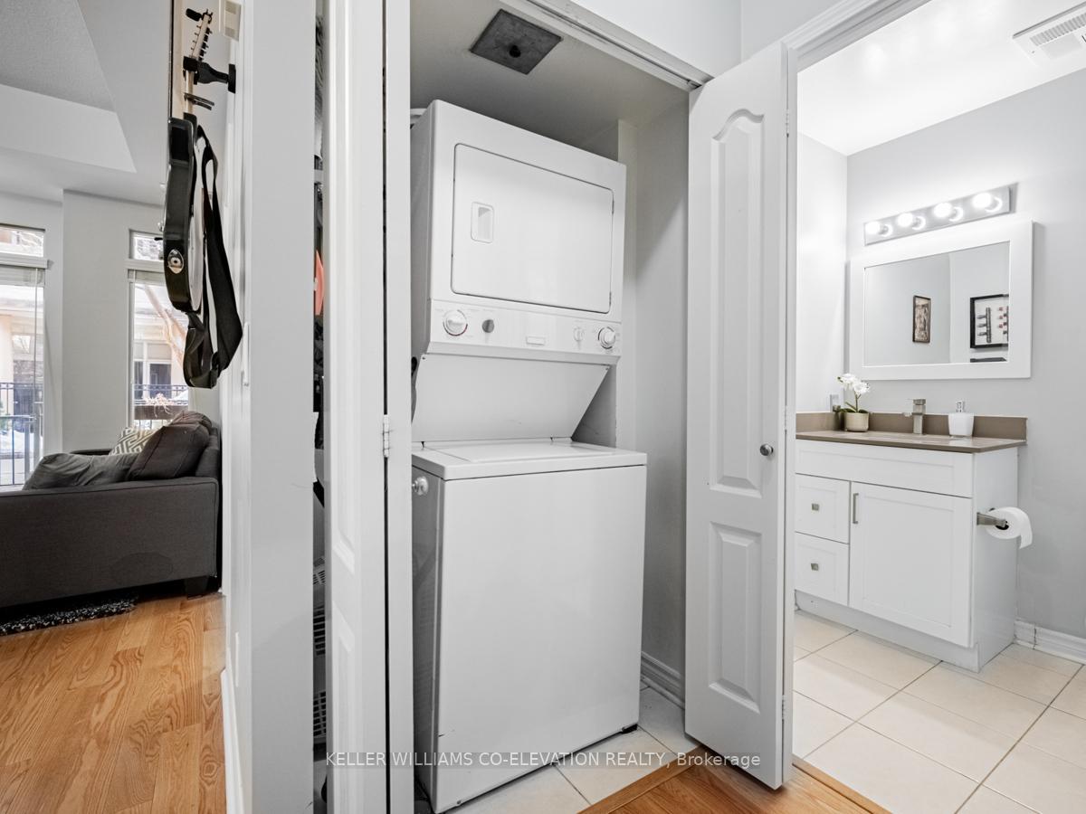 2 Bedrooms Condo at 330 Princess Royal, Mississauga For sale