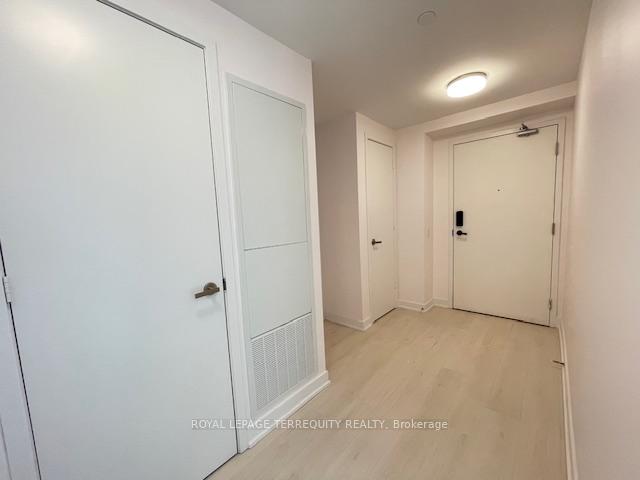 2 Bedrooms Condo at 3900 Confederation, Mississauga For sale
