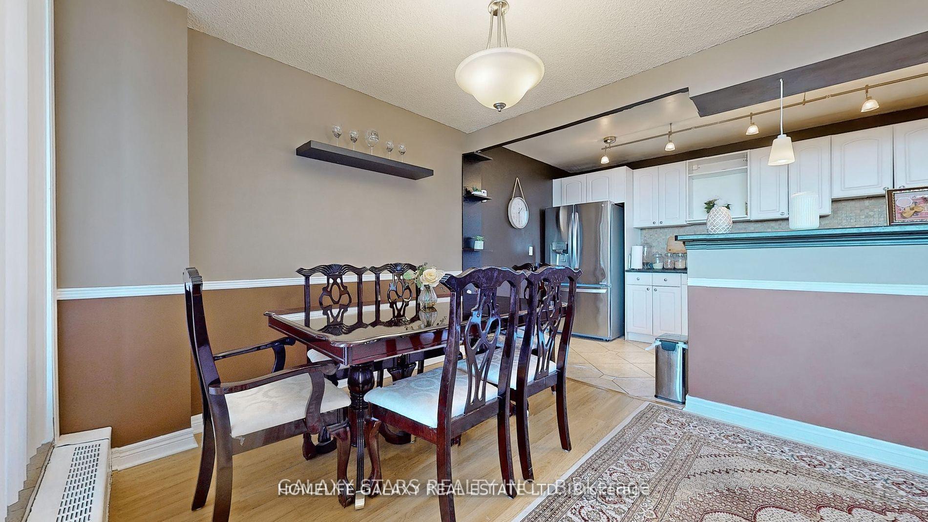 3 Bedrooms Condo at 2556 Argyle, Mississauga For sale