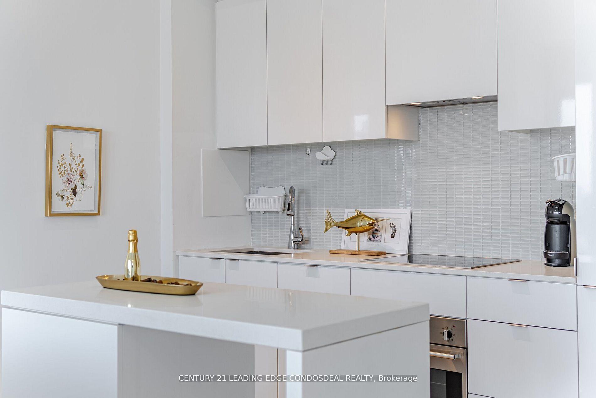 2 Bedrooms Condo at 7 Grenville, Toronto For sale