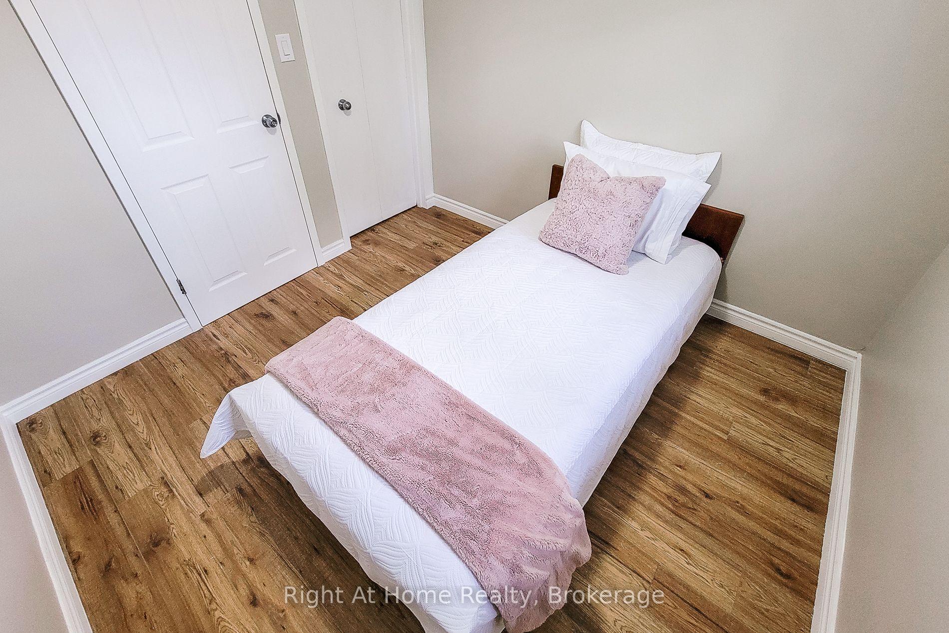 3 Bedrooms Condo at 8 Glenburn, Hamilton For sale