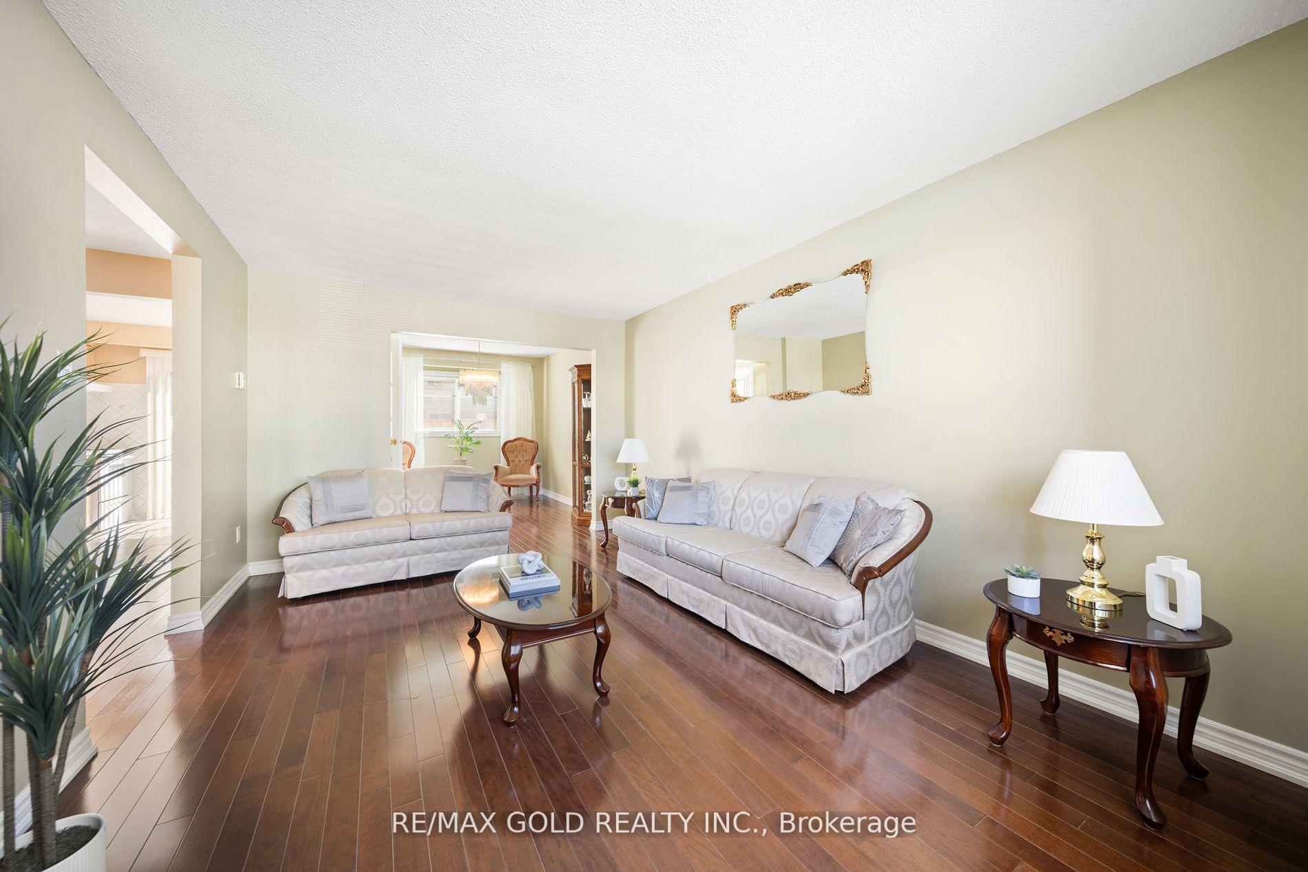 4 Bedrooms Condo at 1050 Shawnmarr, Mississauga For sale