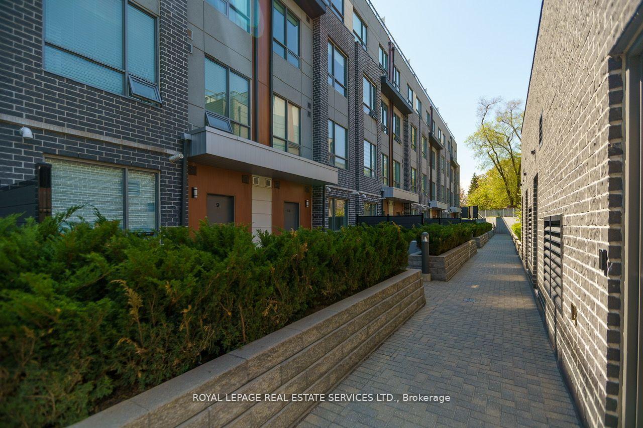 3 Bedrooms Condo at 650 Atwater, Mississauga For sale