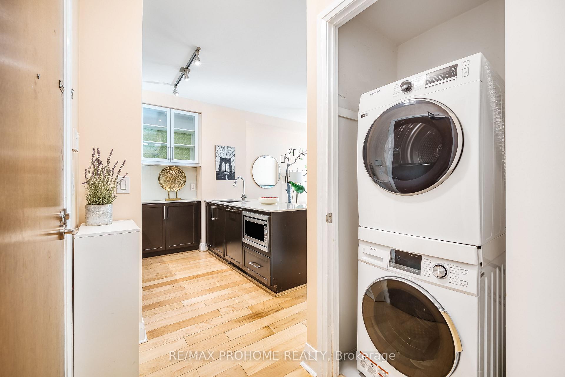 2 Bedrooms Condo at 21 Clairtrell, Toronto For sale