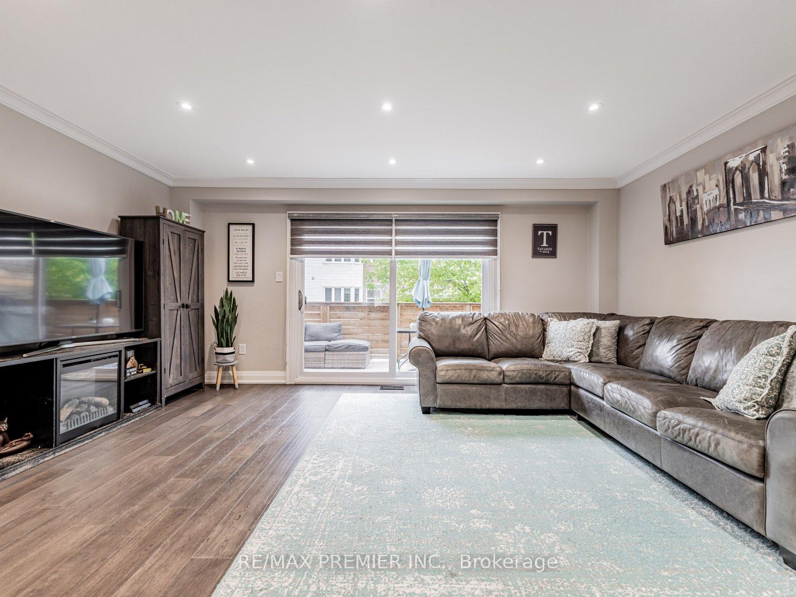 3 Bedrooms Condo at 213 Woodbridge, Vaughan For sale