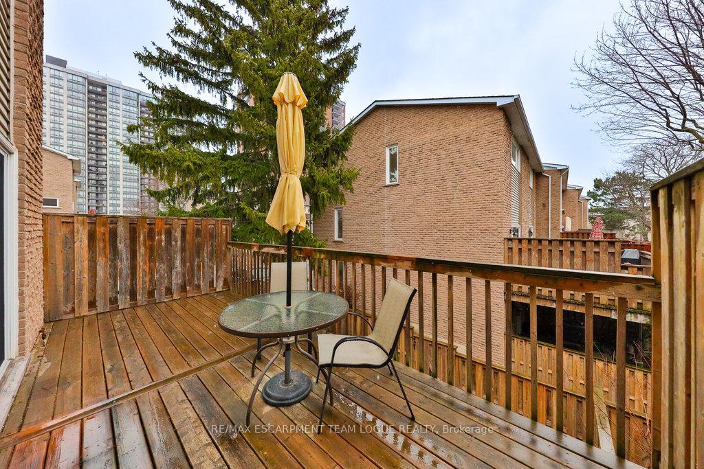 3 Bedrooms Condo at 2278 Marine,  Oakville For sale
