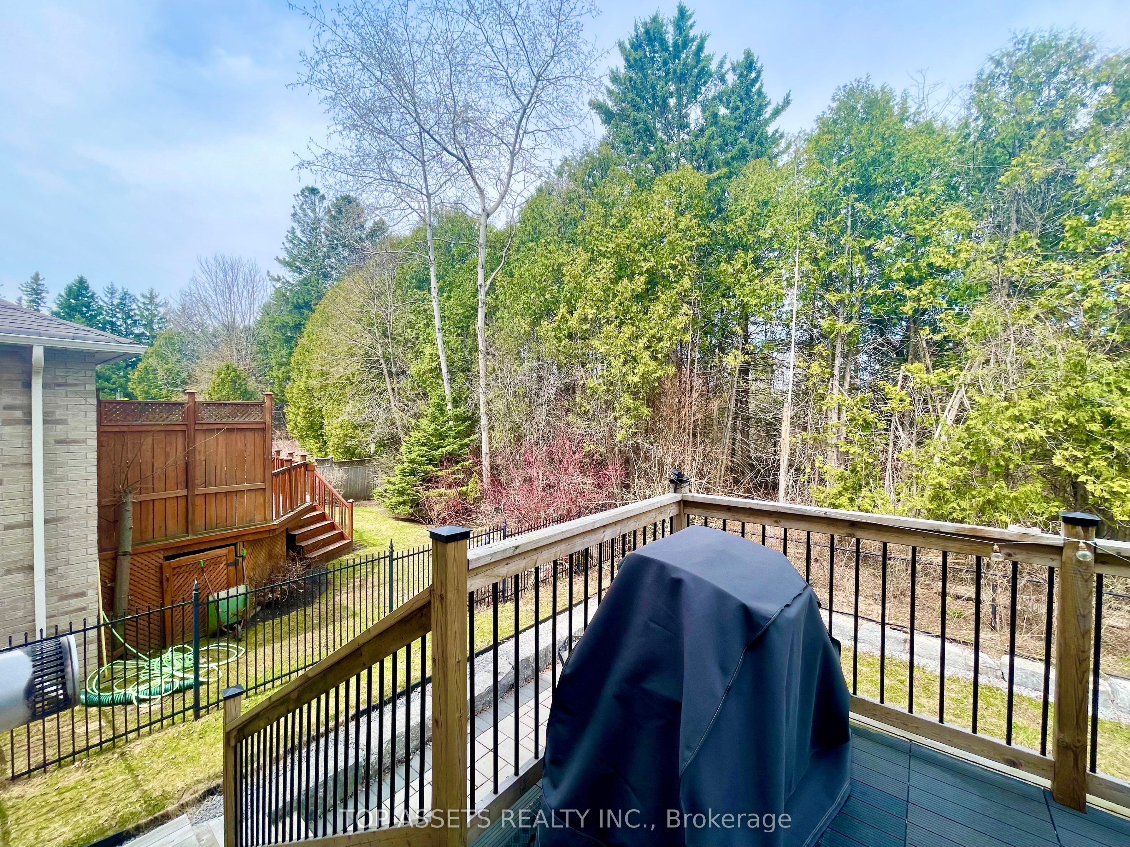32 Headwater Crescent