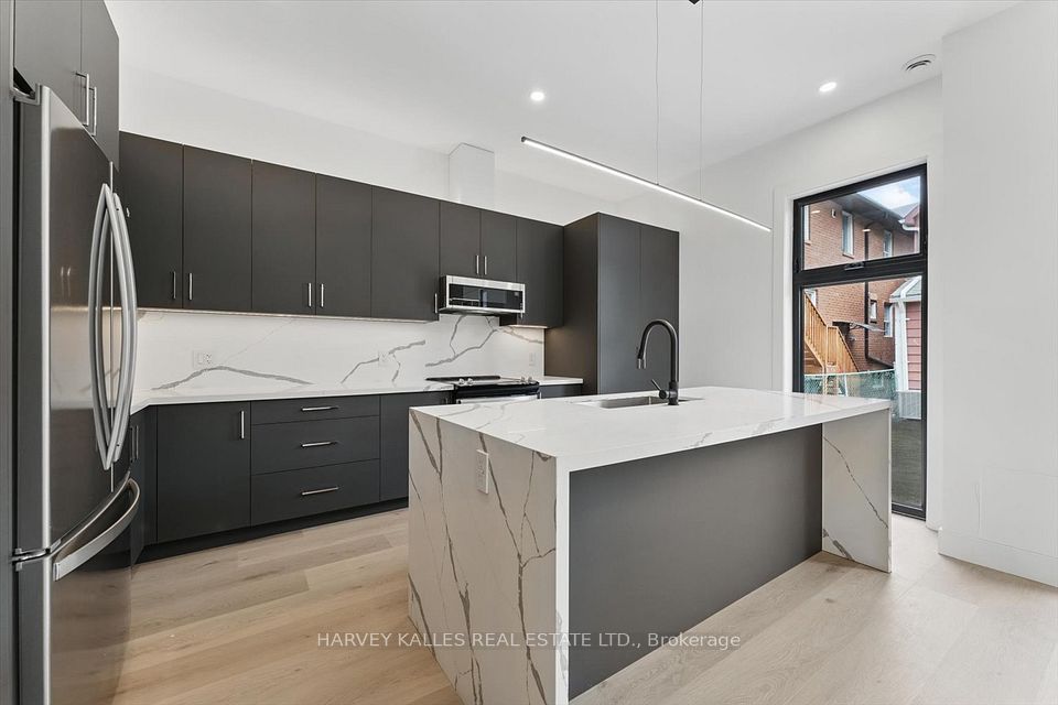 1064 Dufferin