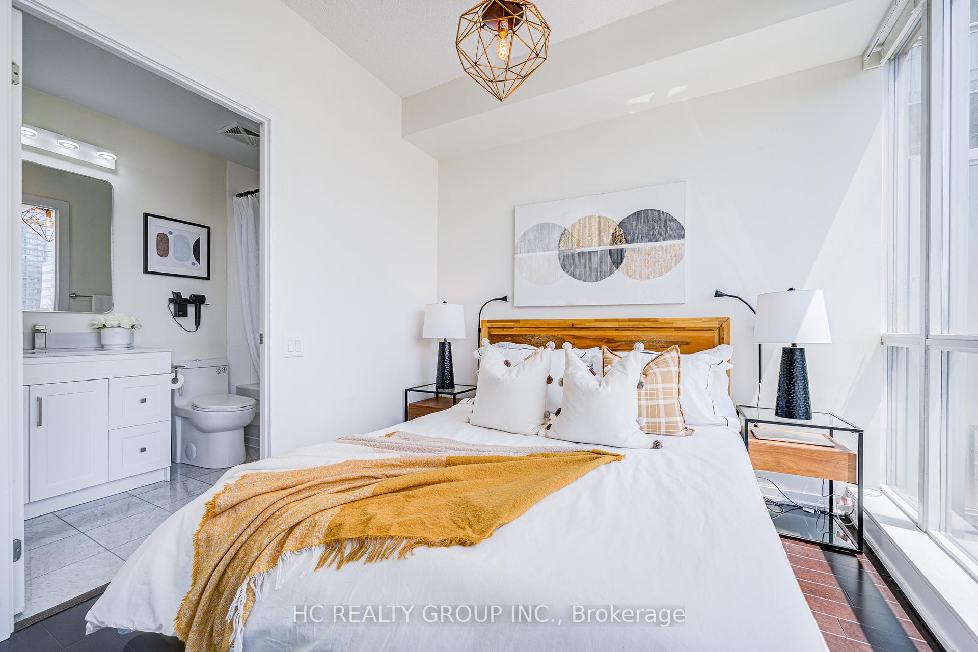 2 Bedrooms Condo at 30 Canterbury, Toronto For sale