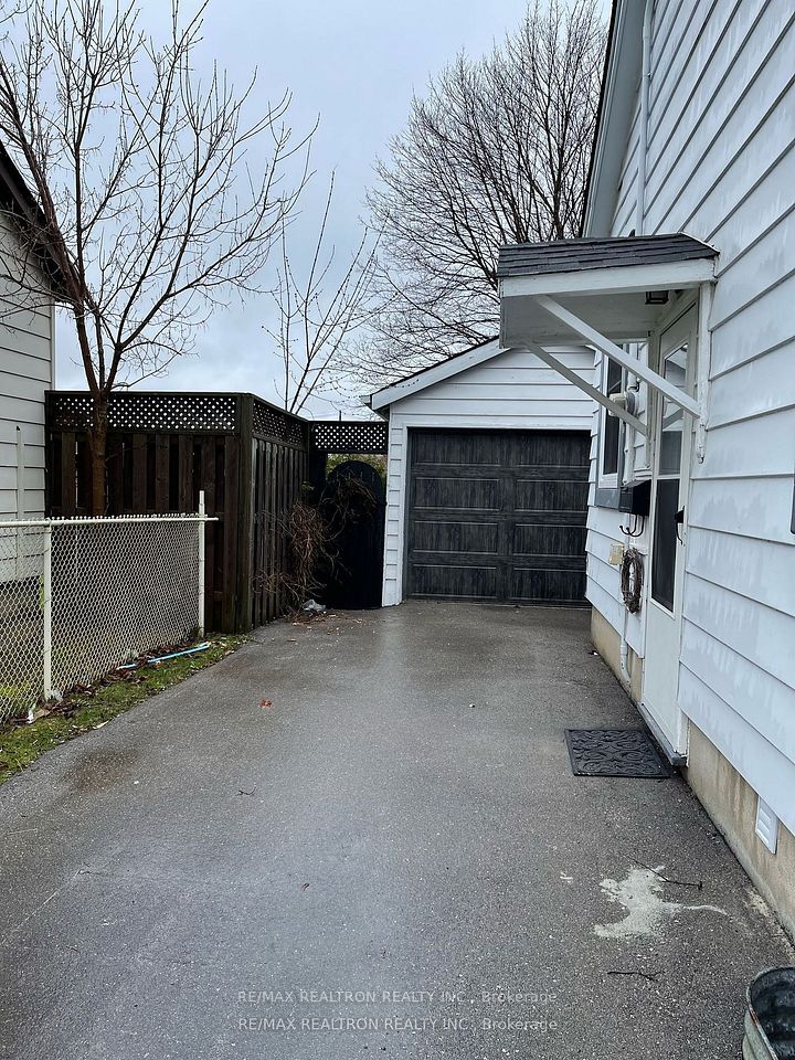 22 Royal Road, Aurora, ON L4G 1A8