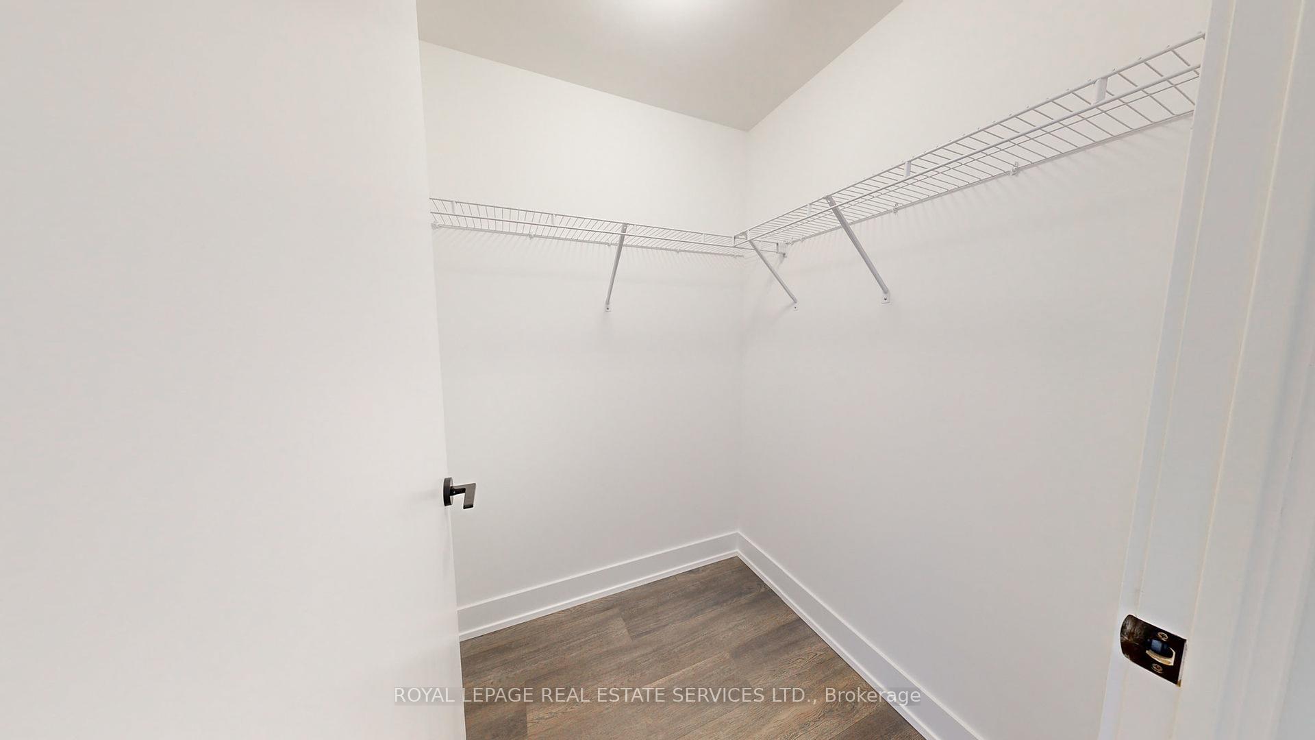 2 Bedrooms Condo at 2450 Old Bronte, Oakville For sale